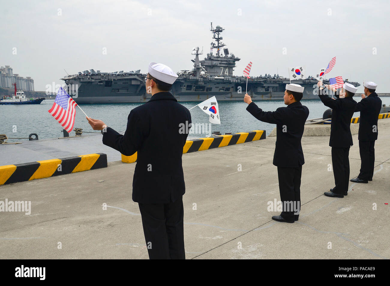 160313-N-SR 567-044 BUSAN, Republik Korea (12. März 2016) USS John C Stennis (CVN 74) zieht in die Pier der Kommandant der Republik Korea Flotte Basis in Busan, die neue Heimat für die US Navy in Korea. Stennis arbeitet als Teil der Großen Grünen Flotte und ist zu Besuch in Busan als Teil einer regelmäßigen Hafen besuchen. (U.S. Marine Foto von Mass Communication Specialist 3. Klasse Wesley J. Breedlove/Freigegeben) Stockfoto