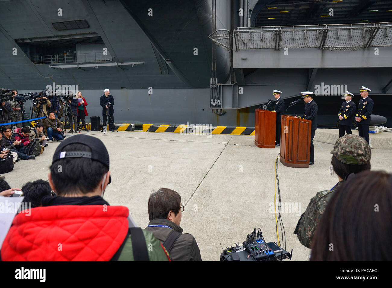 160313-N-SR 567-152 BUSAN, Republik Korea (12. März 2016) Kapitän Gregor Huffman, kommandierender Offizier der USS John C Stennis (CVN 74), spricht während einer Pressekonferenz auf der Pier der Kommandant der Republik Korea Flotte Basis in Busan, die neue Heimat für die US Navy in Korea. Stennis arbeitet als Teil der Großen Grünen Flotte und ist zu Besuch in Busan als Teil einer regelmäßigen Hafen besuchen. (U.S. Marine Foto von Mass Communication Specialist 3. Klasse Wesley J. Breedlove/Freigegeben) Stockfoto