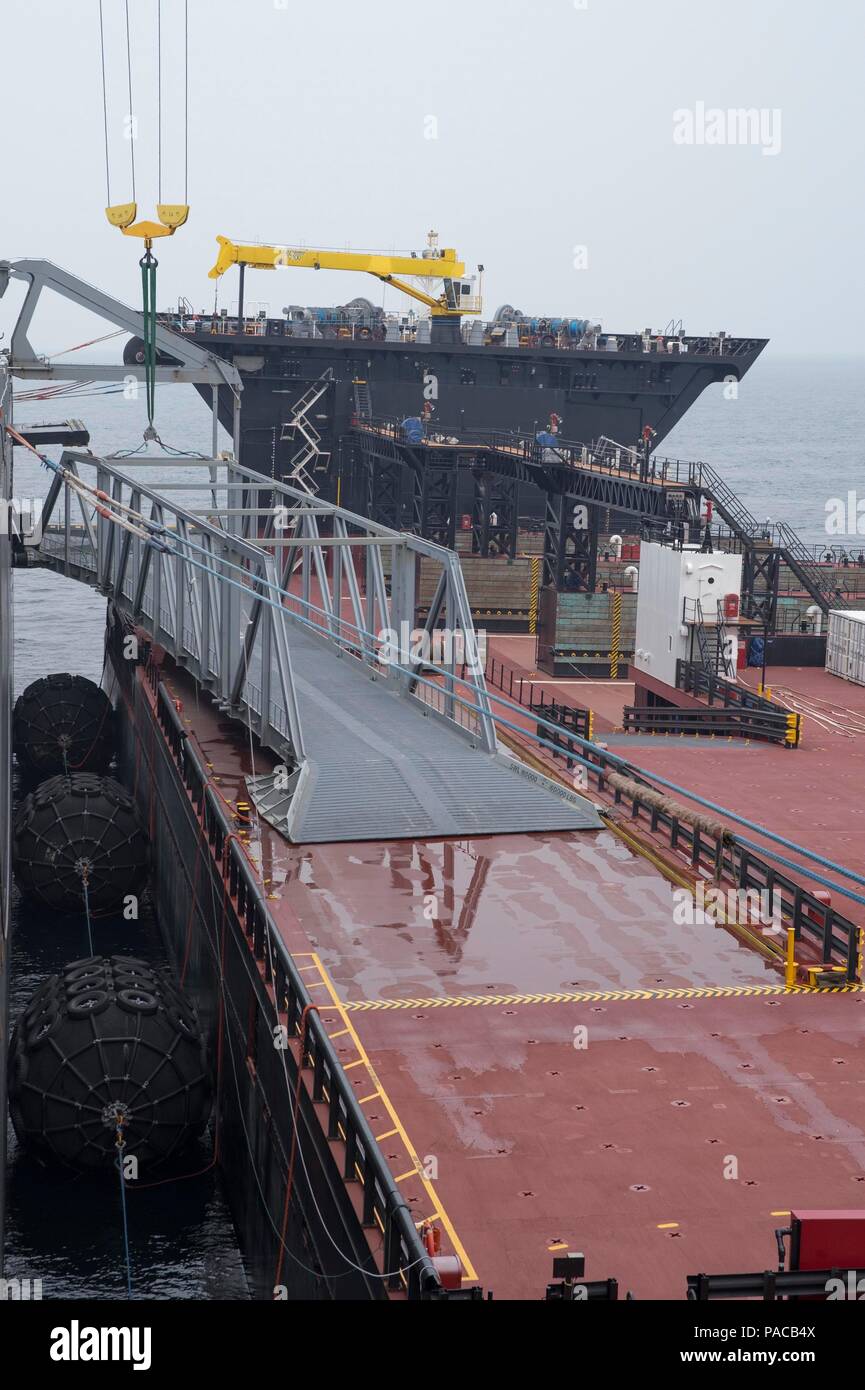 Die USNS Montford Punkt, eine Expeditionary Transfer Dock, Schwimmer vor der Küste von Südkorea während der Übung Ssang Yong 16, alle zwei Jahre einen kombinierten amphibische Übung zwischen den Streitkräften der Republik Korea, den USA, Australien und Neuseeland. Eine expeditionary transfer Dock können Ausrüstung und Personal aus einer großen kriegsschiffen zu einem kleineren, wie z. b. eine Landing Craft Luftkissen Fahrzeug, um Ship-to-Shore und Schiff-zu-Schiff Bewegungen, während eine Amphibische Operation ausführen zu übertragen. Stockfoto