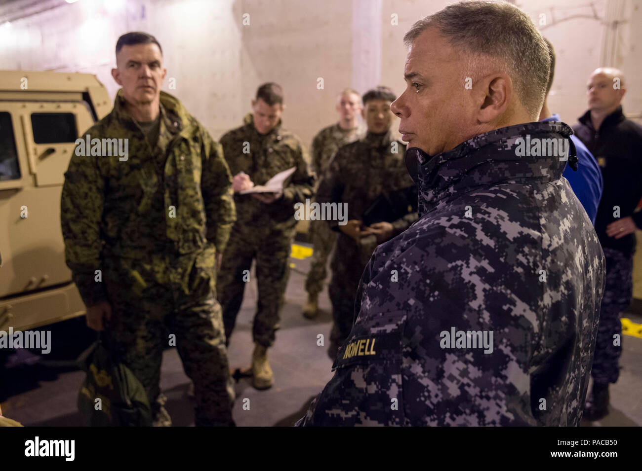 U.S. Navy hinten Adm. John B. Nowell, dem Kommandeur der Expeditionary Strike Group 7, erfüllt Brig. General John M.Jansen, der kommandierende General der 3D Marine Expeditionary Brigade, vor der Küste von Südkorea, 13. März 2016, während der Übung Ssang Yong 16. Zusammen, ESG-7 und 3D-MEB ausführen amphibischen, Meer - basing Arbeiten wie Commander, Task Force 76. Während Ssang Yong, CTF-76 Verband der Republik Korea, Neuseeland und Australien gewaltsame amphibischen Eintrag Taktiken in Südkorea zu üben. Stockfoto