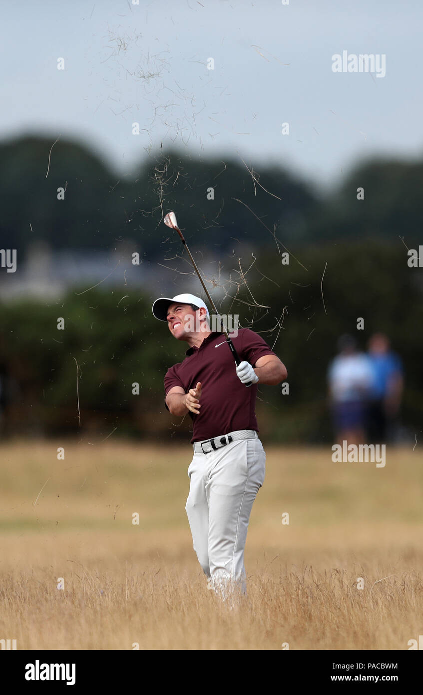 Von Nordirland Rory McIlroy Chips aus dem Rough auf der 4 am Tag drei der Open Championship 2018 in Carnoustie Golf Links, Angus. Stockfoto