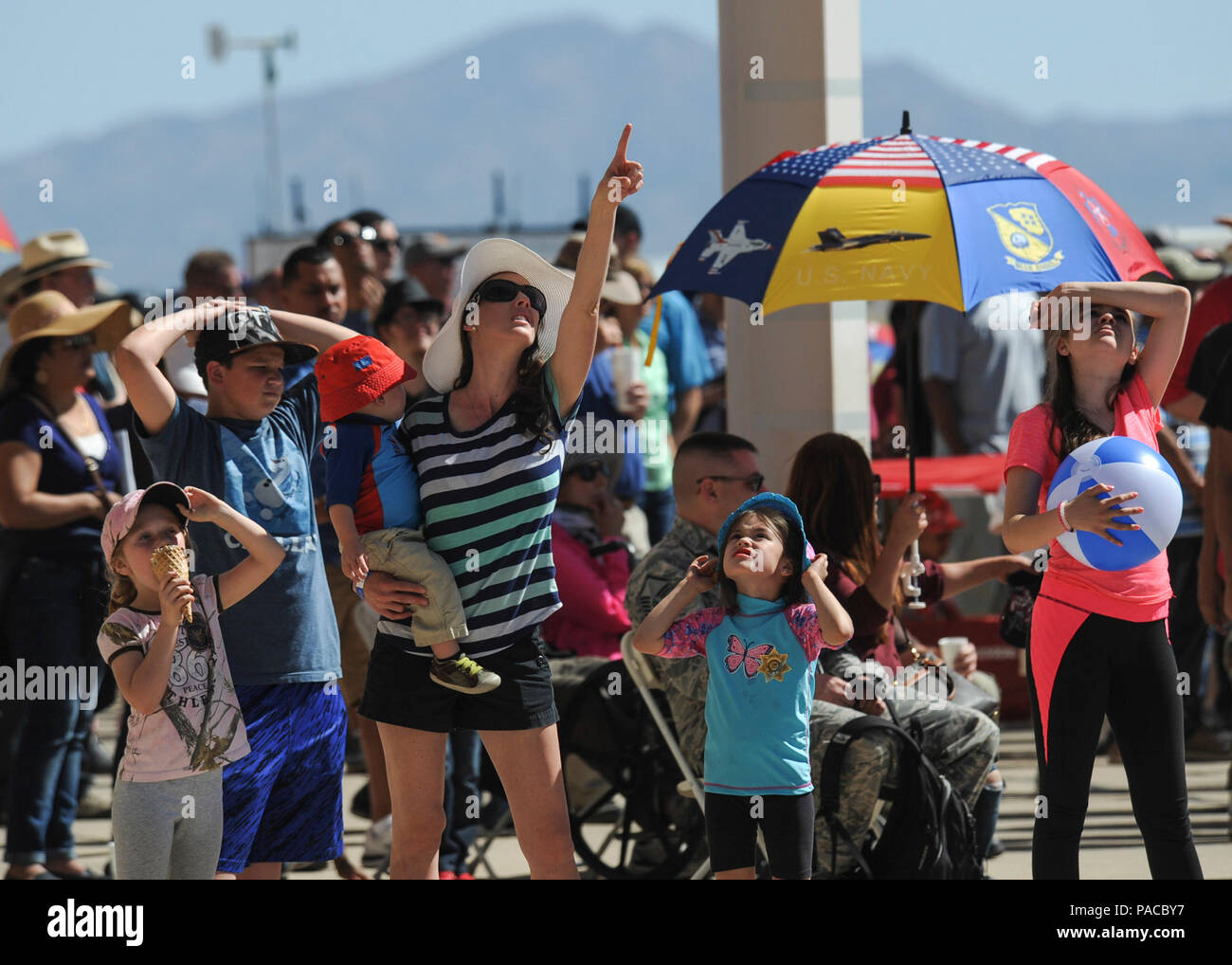 Blitz und Donner über Arizona Open House Gönner schauen in den Himmel, während eine Antenne Demonstration in Davis-Monthan Air Force Base, Ariz., 13. März 2016. Tag der offenen Tür gab der lokalen Gemeinschaft eine Chance zu D-M AFB und Zeuge verschiedener Boden- und Antenne Demonstrationen, Showcase military air Power ein. (U.S. Air Force Foto von Airman Nathan H. Barbour/Freigegeben) Stockfoto