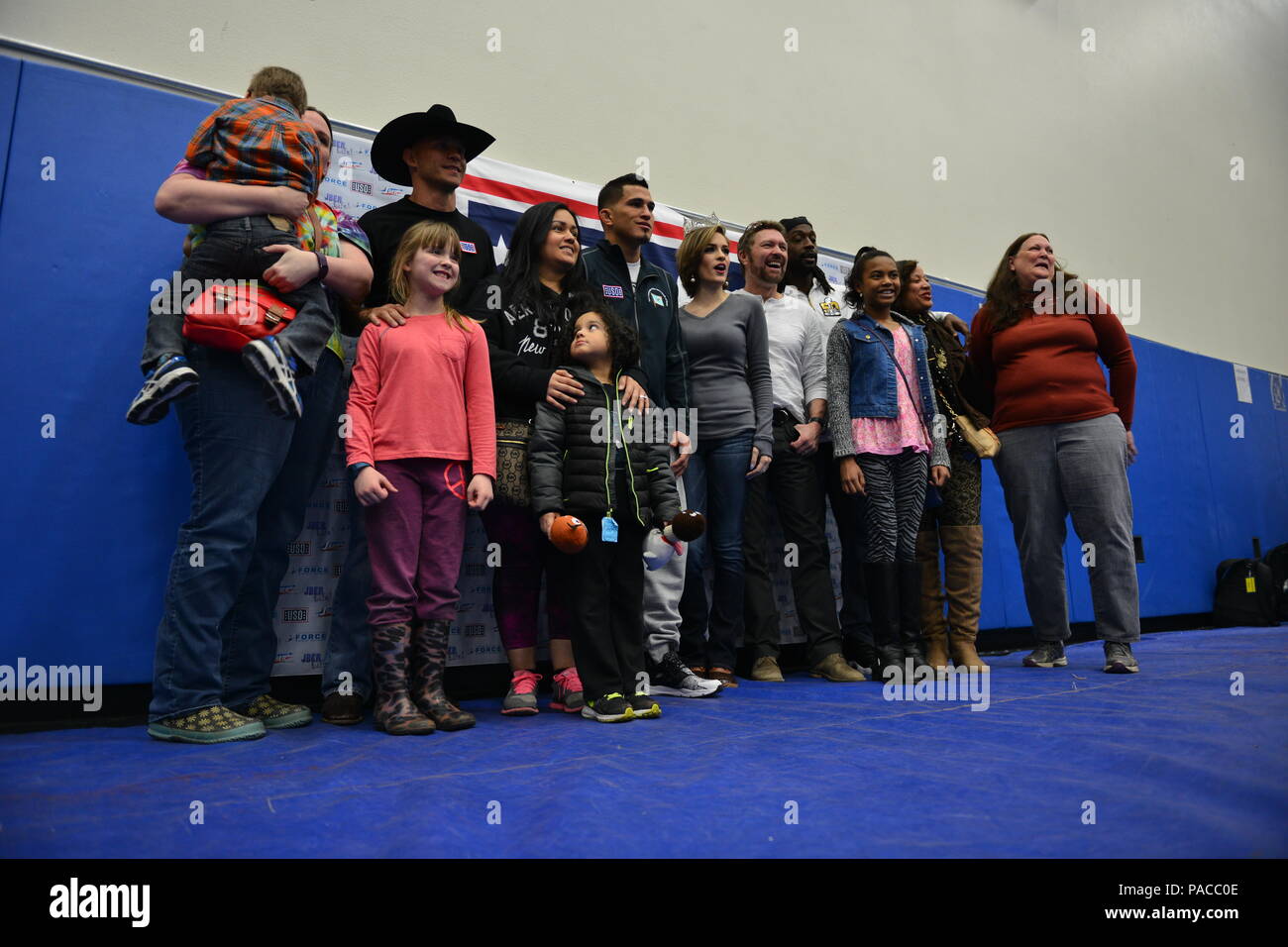 Prominente nehmen Sie Bilder mit der Masse an die USO Feder Unterhaltung Tour 2016 mit Miss America Betty Cantrell, Country-Sänger und 10-jährige Army Veteran Craig Morgan, Leoparden Fußballspieler Charles Tillman, und Ultimate Fighting Championship Kämpfer Anthony Pettis und Donald 'Cowboy' Cerrone bei Joint Base Elmendorf-Richardson März 12. Die Tour wurde von der Air Force General Paul Selva, 10 stellvertretende Vorsitzende des Generalstabs der Mitarbeiter, die es als Chance, Arktis Krieger zu besuchen. (U.S. Air Force Foto von Airman 1st Class Kyle Johnson) Stockfoto