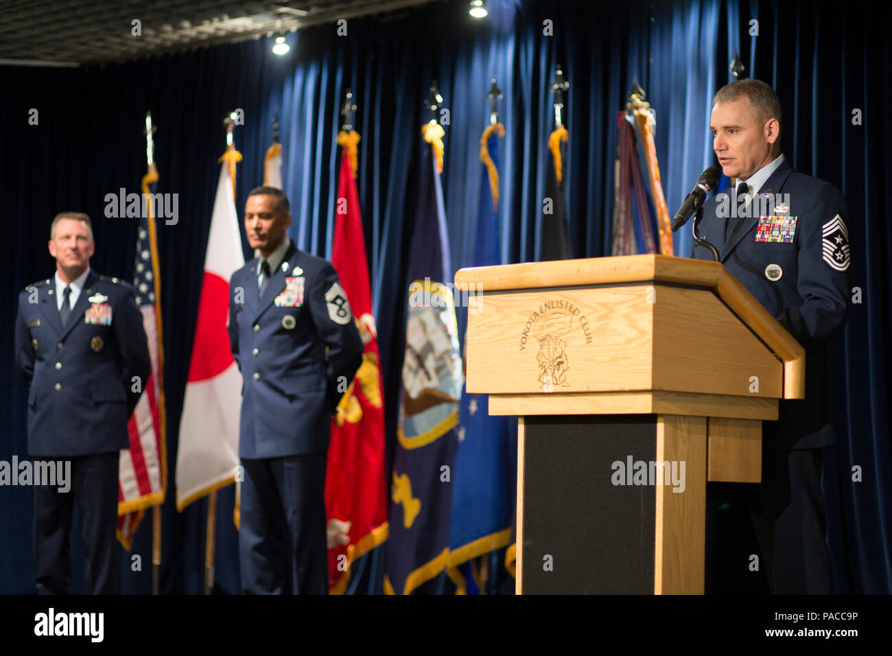 (Rechts) Chief Master Sgt. James Laurent, US-Streitkräfte Japan und 5th Air Force ausgehende Befehl Chief, gibt Anerkennung und Dank an Personal und Mitarbeiter bei einem Wechsel der Verantwortung Zeremonie an Yokota Air Base, Japan, 10. März 2016. Generalleutnant John Dolan, USFJ. und 5 AF-Commander, den Vorsitz über die Zeremonie. (U.S. Air Force Foto von Osakabe Yasuo/Freigegeben) Stockfoto