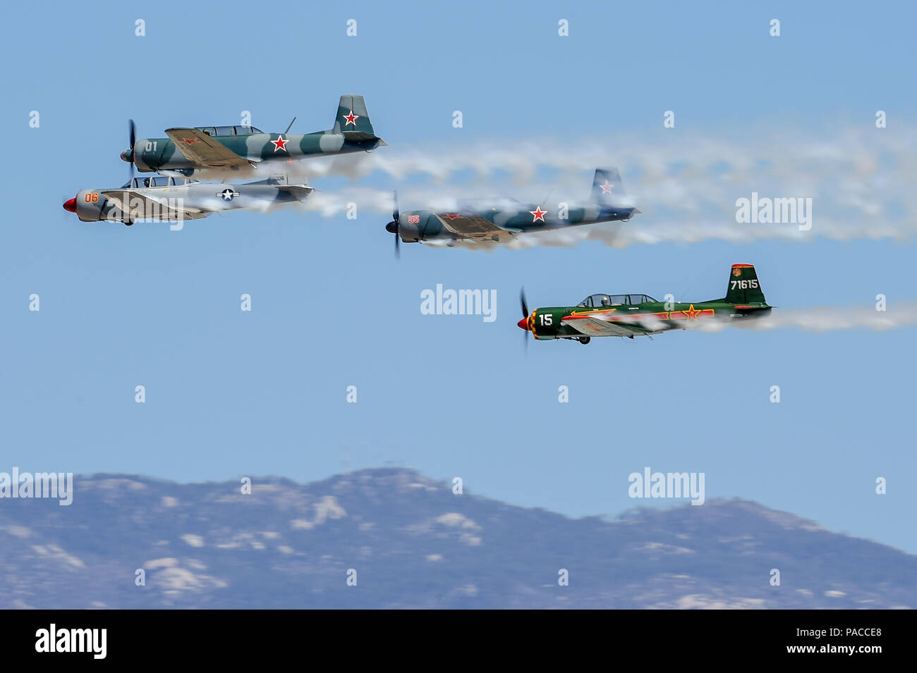 Vier Flugzeuge der CJ-5 Wüste Ratte Warbird Demonstration Team führen Sie fliegen in Formation während der Blitz und Donner über Arizona Open House bei Davis-Monthan Air Force Base in Arizona, 12. März 2016. Die Basis öffnete seine Türen für die kostenlose Veranstaltung, militärische Luftmacht zu präsentieren und ausdrückliche Wertschätzung für die kontinuierliche Unterstützung der lokalen Gemeinschaft von D-M-Missionen. (US Air Force Foto von Senior Airman Chris Massey/freigegeben) Stockfoto