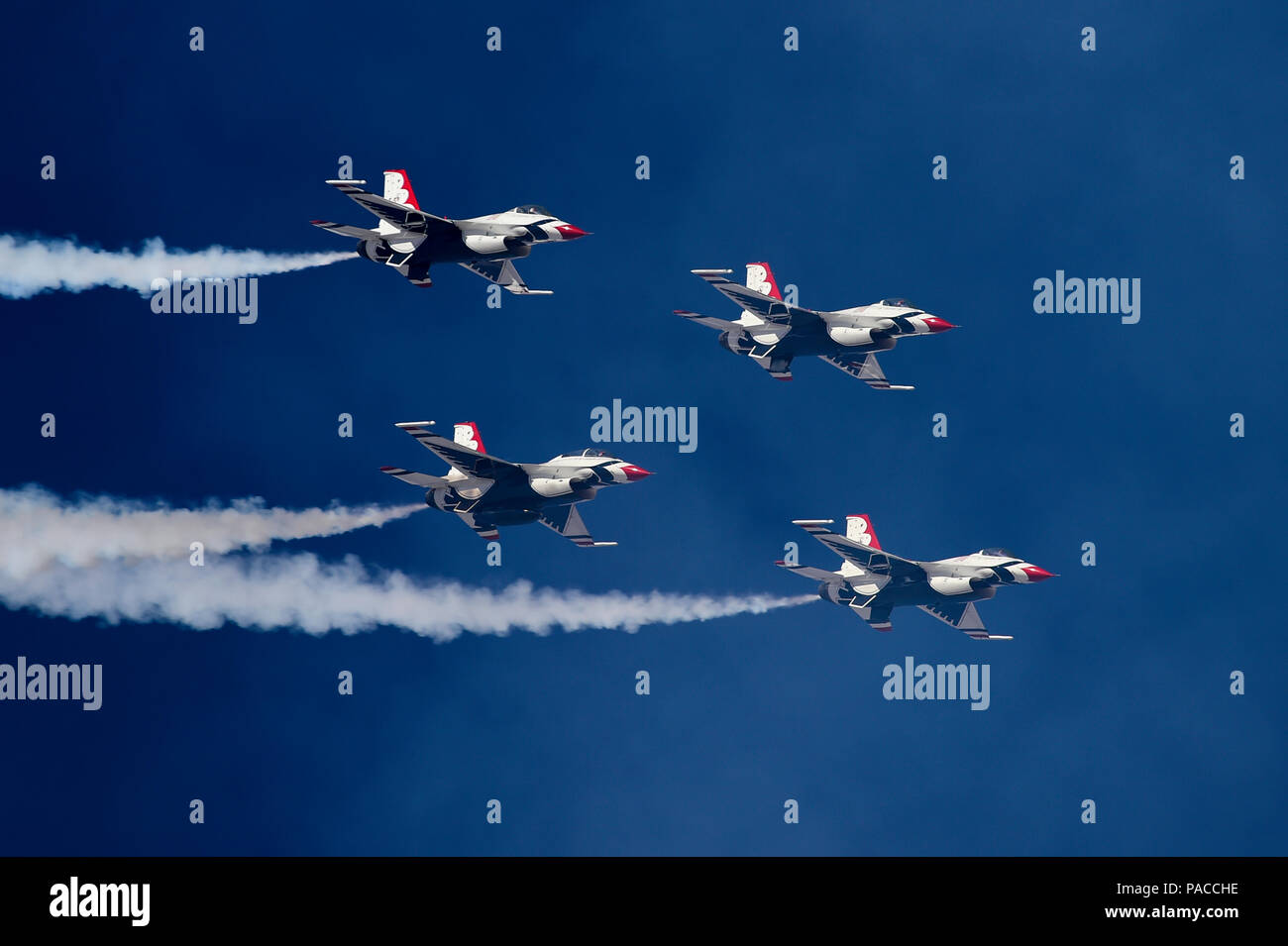 Vier f-16 Fighting Falcon Thunderbirds, von der US Air Force Air Demonstration Squadron, fliegen in einer Diamant-Formation bei Blitz und Donner über Arizona Open House bei Davis-Monthan Air Force Base in Arizona, 12. März 2016. Die kostenlose Veranstaltung vorgestellten Luftaufnahme Demonstrationen von verschiedenen Teams und zahlreiche Ausstellungen am Boden. (US Air Force Foto von Senior Airman Chris Massey/freigegeben) Stockfoto