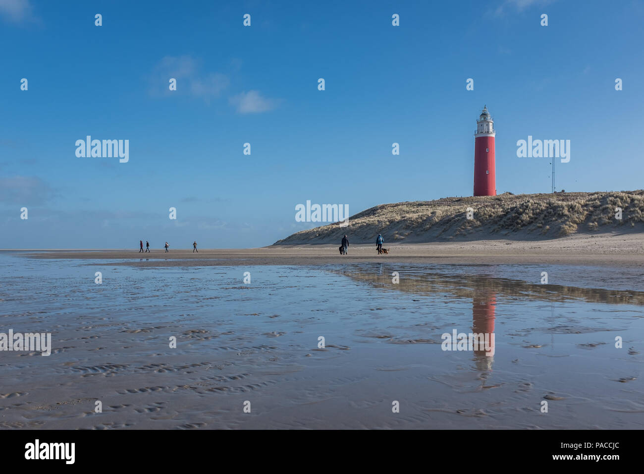 Der alte Leuchtturm am Strand von De Cocksdorp Texel, Niederlande. Stockfoto