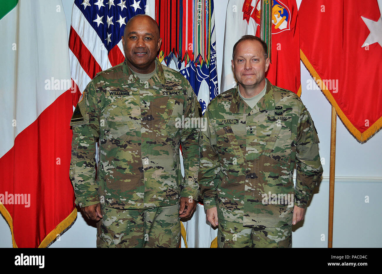 Von links, Generalmajor Darryl A. Williams, US-Armee Afrika kommandierenden General und Generalmajor George Franz, kommandierender General der US-Armee Intelligenz und Sicherheit den Befehl, für ein Foto im Büro des USARAF Commander in der Caserma Ederle in Vicenza, Italien, 15. März 2016 dar. (Foto durch visuelle Informationen Spezialist Antonio Bedin-/freigegeben) Stockfoto