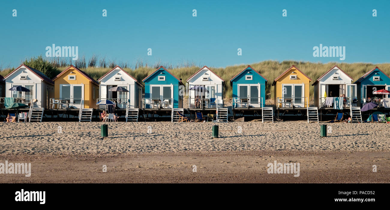 Reihe der farbigen Häuser auf dem Strand von Vlissingen, Niederlande Stockfoto