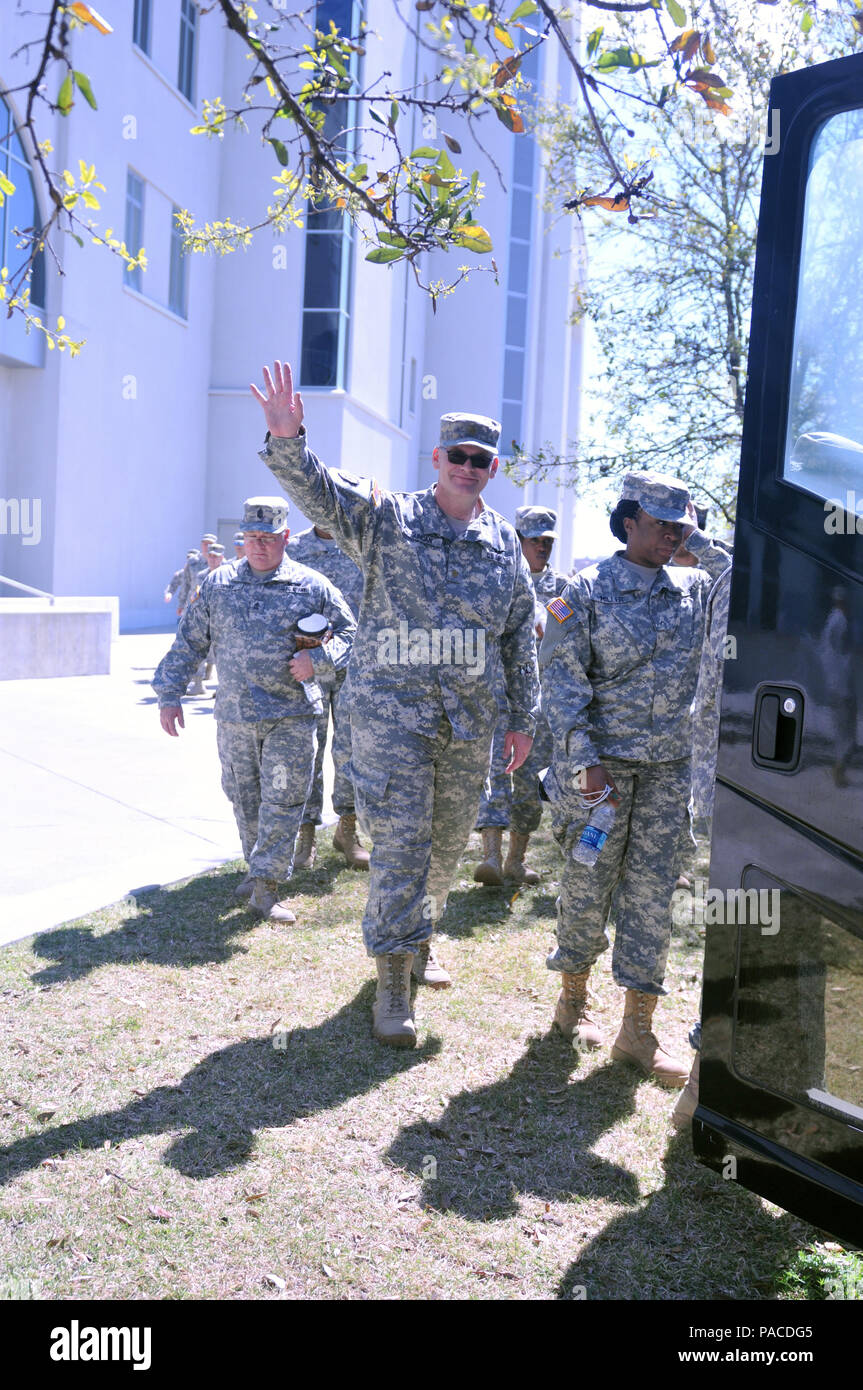 Soldaten für die Zentrale und die Konzernzentrale, 218 Manöver Verbesserung Brigade, South Carolina Army National Guard zugeordnet, von der Charleston Bereitschaft Zentrum für ihre Ausbildung Rotation an Joint Readiness Training Center, Fort Polk, Louisiana, 14. März 2016 ab. Die 218 MEB wird offiziell übernehmen das Kommando der Task Force Maßnahmen zur Unterstützung der Steuerung und Kontrolle der chemischen, biologischen, radiologischen, nuklearen Response -Element (C2 CRE-B) Mission im Juni unter Task Force Sitz der 38th Infantry Division. (South Carolina Army National Guard Foto von Sgt. 1. Klasse Kimberly D. Stockfoto