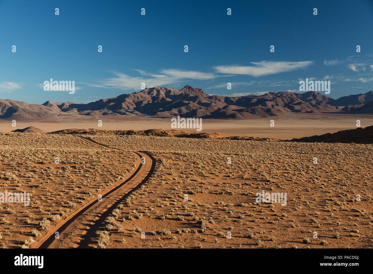 Sandweg Titel fire-Straße in die Namib Wüste führenden Stockfoto