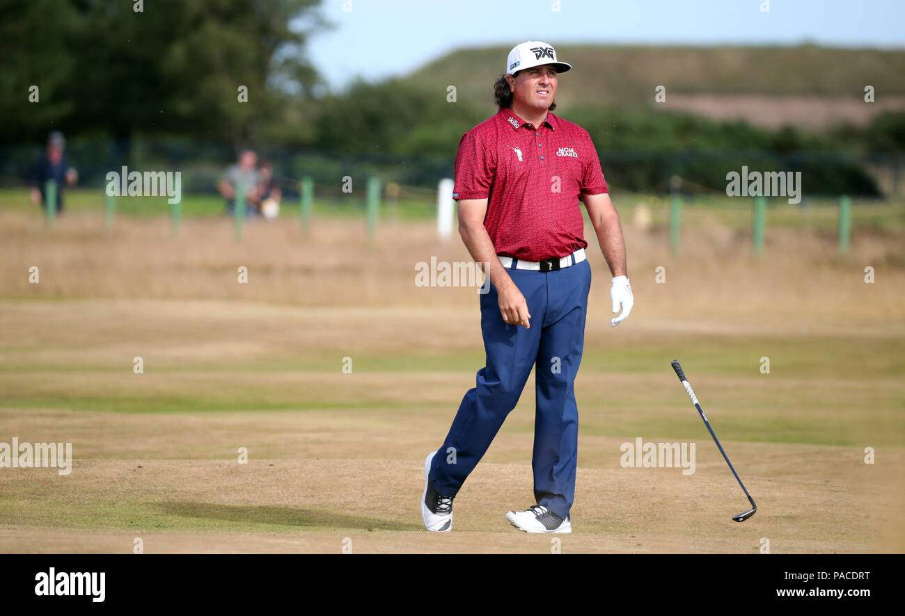 Die USA Pat Perez Tropfen seines Clubs nach einem Schuss in der 7. am Tag drei der Open Championship 2018 in Carnoustie Golf Links, Angus. Stockfoto