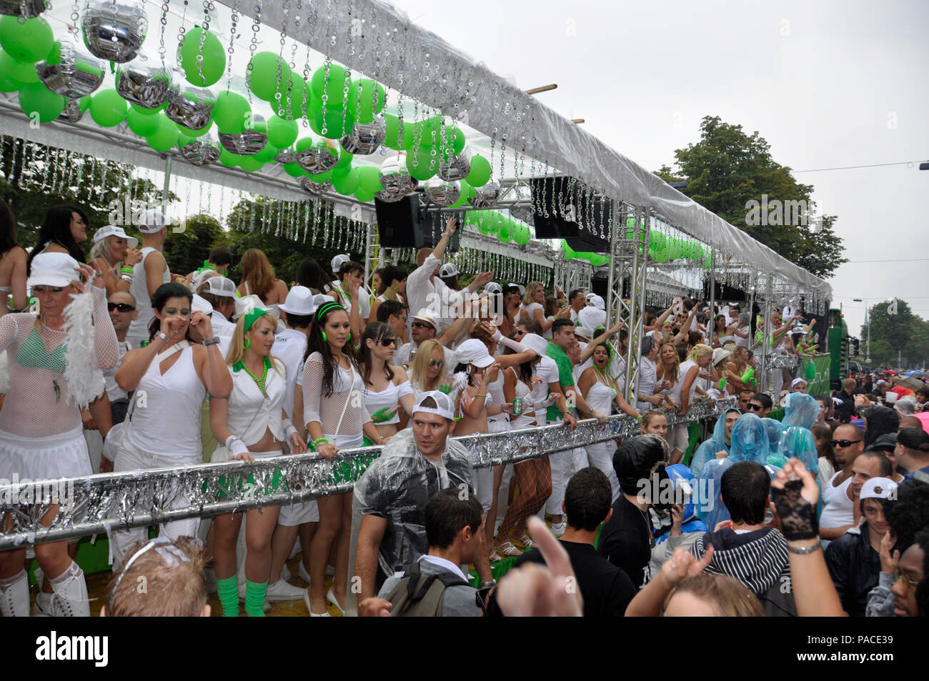 Die Partei muss weitergehen: RAVER an der Streetparade in Zürich-City Stockfoto