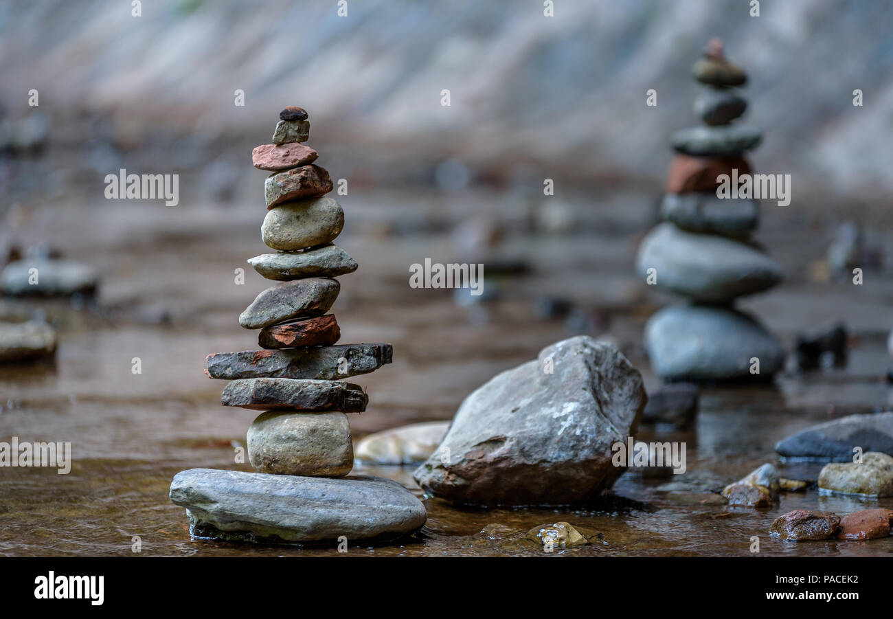 Balance Und Wellness Konzept In Der Nahe Von Fluss Steine In Den Flachen Mountain Creek Ausgeglichen Geringe Tiefenscharfe Zen Und Spa Inspiriert Stockfotografie Alamy