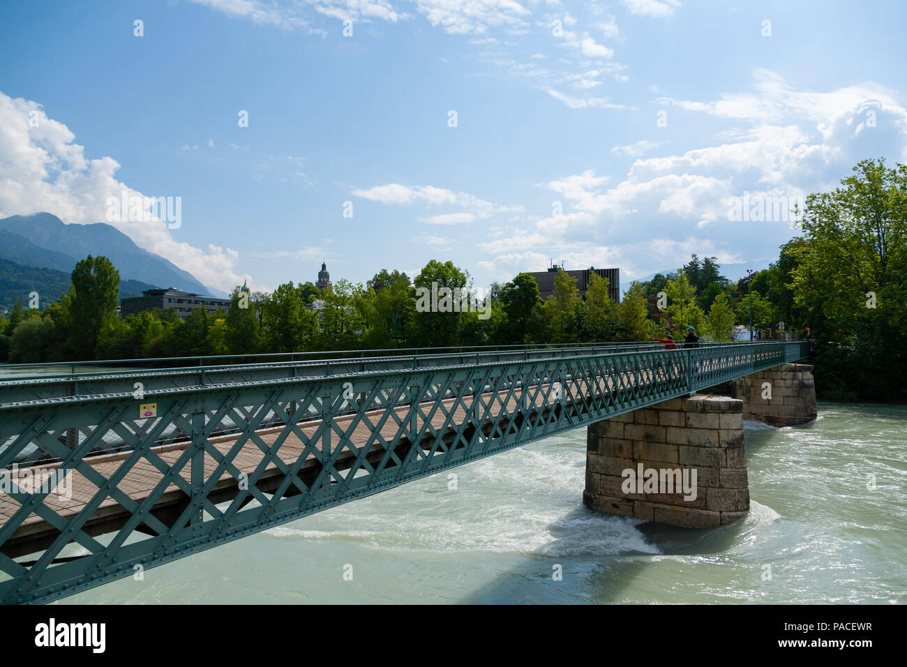 Innsbrucker Innenstadt anzeigen. Stahl Fußgängerbrücke. Innsteg Brücke Stockfoto