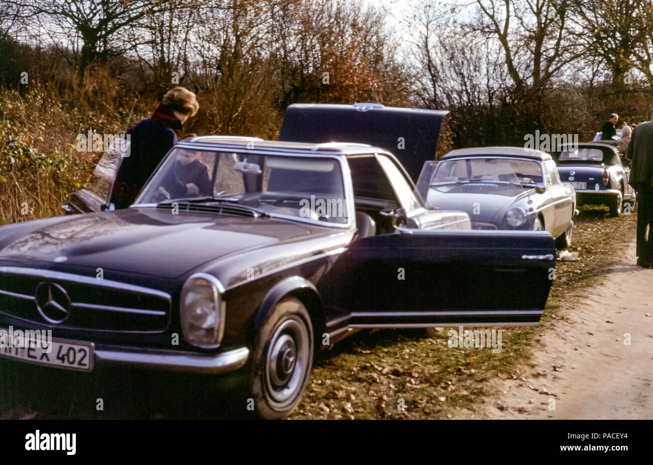 Der britische Automobilclub hatte 1964 einen Mercedes-Benz 230SL Cabrio-Sportwagen und in den 1960er Jahren in Hamburg geparkte Sportwagen Stockfoto