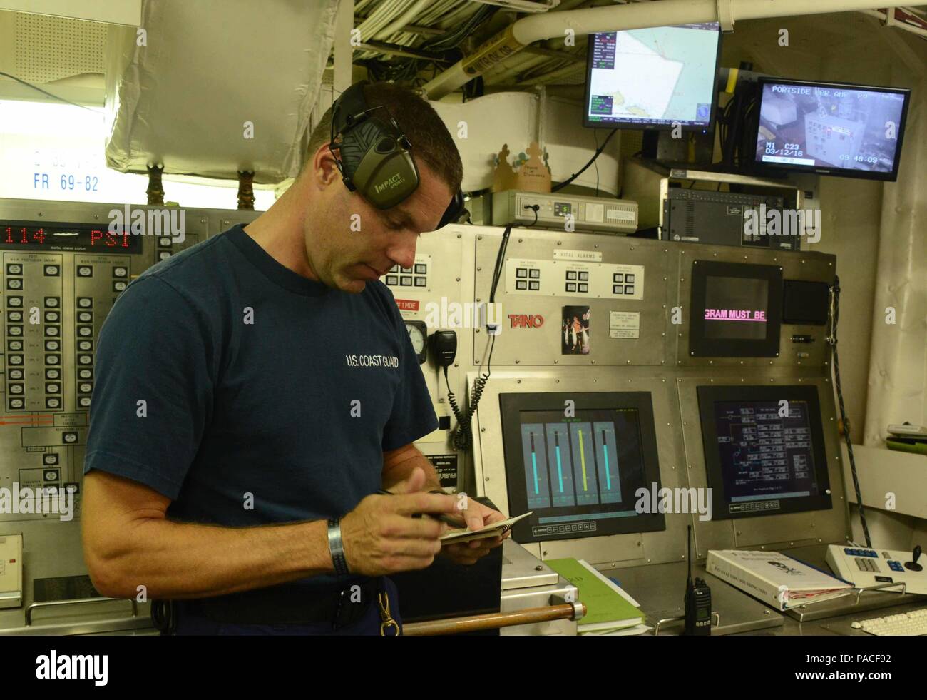 Petty Officer 1st Class Kevin Bishop, ein Health Services Techniker an der Coast Guard Base Honolulu stationiert, berechnet eine Frist für die Mitglieder arbeiten in der engineroom während der Fahrt im westlichen Pazifischen Ozean an Bord USCGC Kukui (WLB 203), 12. März 2016. Bischof nimmt die Temperatur von verschiedenen Stellen auf dem ganzen Schiff und bestimmt, wie oft die Mitglieder müssen den Raum verlassen, Hitzschlag und andere Opfer zu verhindern. (U.S. Coast Guard Foto von Petty Officer 2. Klasse Melissa E. McKenzie/Freigegeben) Stockfoto