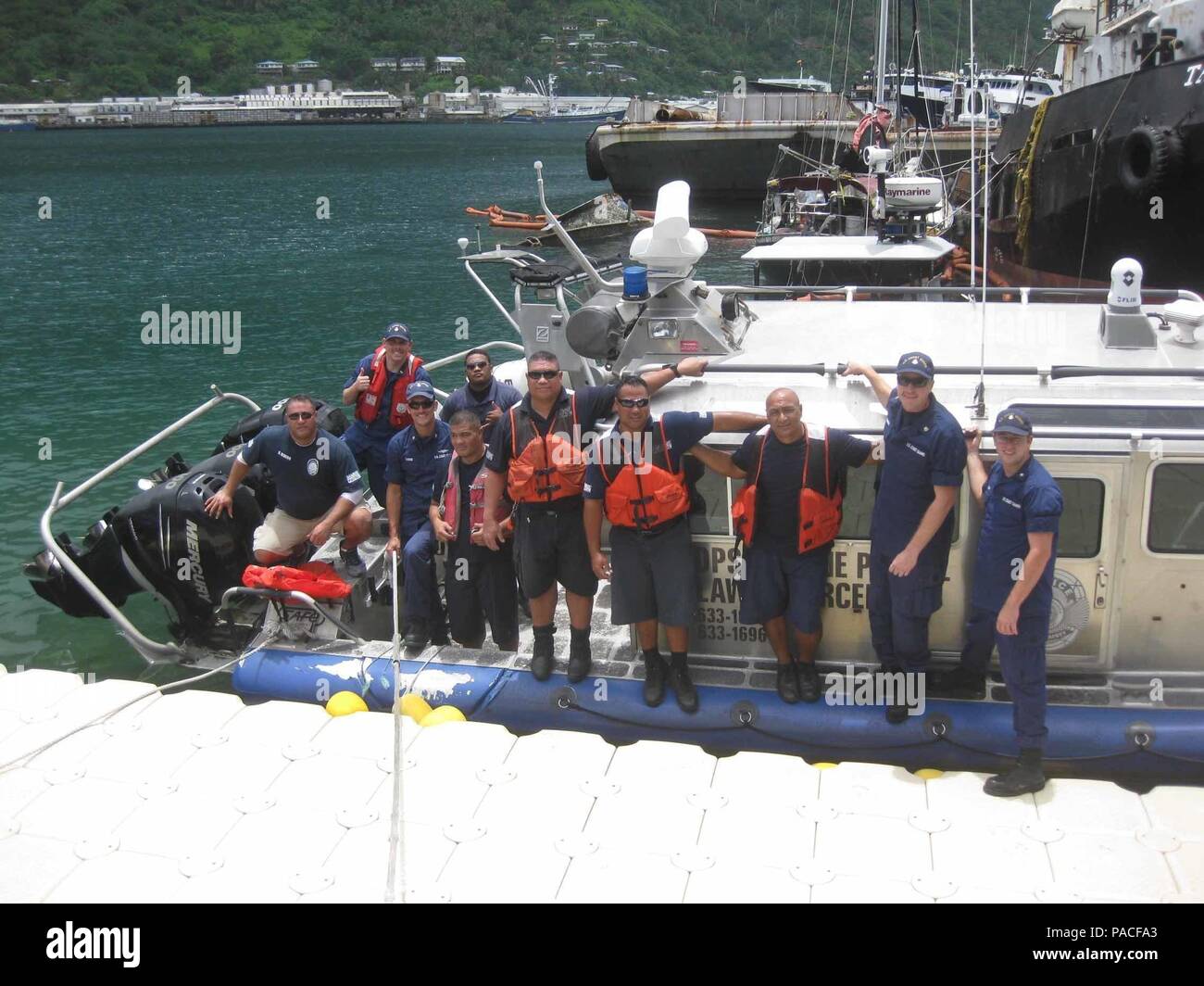 Besatzungsmitglieder aus USCGC Kukui (WLB 203) pose mit Mitgliedern der American Samoa Abteilung für öffentliche Sicherheit Marine Patrol Division und USCG Hilfs nach kleinen Boot Ausbildung in Pago Pago Amerikanisch-Samoa, 8. März 2016. Die Mitglieder Ausbildung auf seekarte Lesung, Position plotten, Handhabung des Bootes, elektronische und der Seemann Auge Navigation sowie Engineering Unfall- und zwei Boot operations. (U.S. Coast Guard mit freundlicher Genehmigung Foto/Freigegeben) Stockfoto