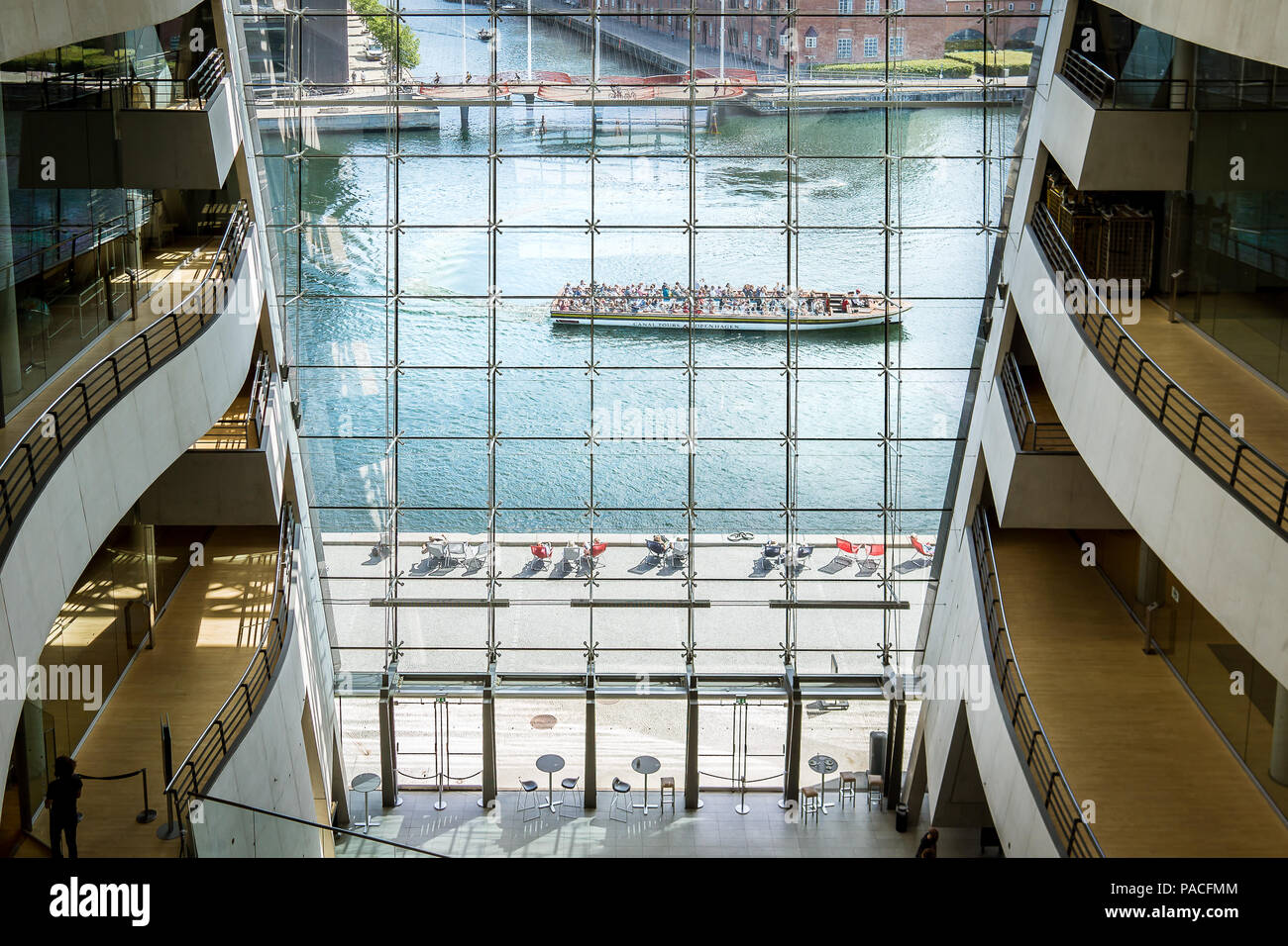 Blick aus den großen Fenstern der Königlichen Bibliothek in Kopenhagen ein Ausflugsboot um Drehen in den Kanal. Kopenhagen, 9. Juli 2018 Stockfoto