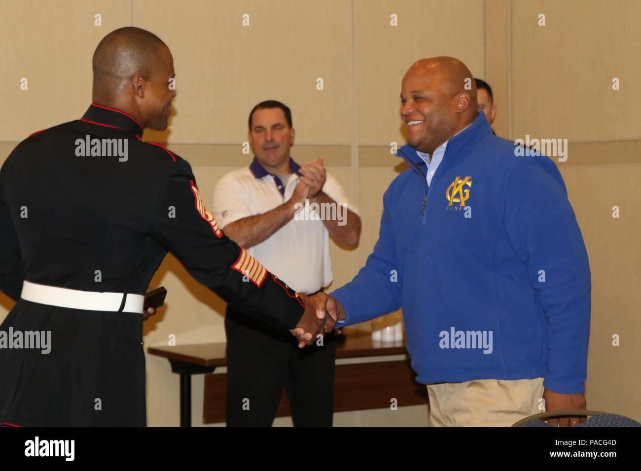 Freunde aus der Kindheit sind auf der diesjährigen Glaser Klinik in Herndon, Virginia wieder vereint, als Marine Corps Recruiting Station Friedrichs Sergeant Major, Sgt. Maj. Alonzo Baxter, präsentiert die Semper Fidelis Trainer Award für Jeff Smith, Fußballtrainer bei King George High School, 5. März 2016. Baxter und Smith trafen durch gegenseitige Freunde, die alle Softball zusammen rund um den Start ihrer High School Jahre gespielt. Später, endeten sie spielen für die gleichen Senior-level Baseball Travel Team trotz der Zugehörigkeit High School zu rivalisieren. Die Absicht hinter dieser Auszeichnung war eine High School Football Co zu erkennen Stockfoto
