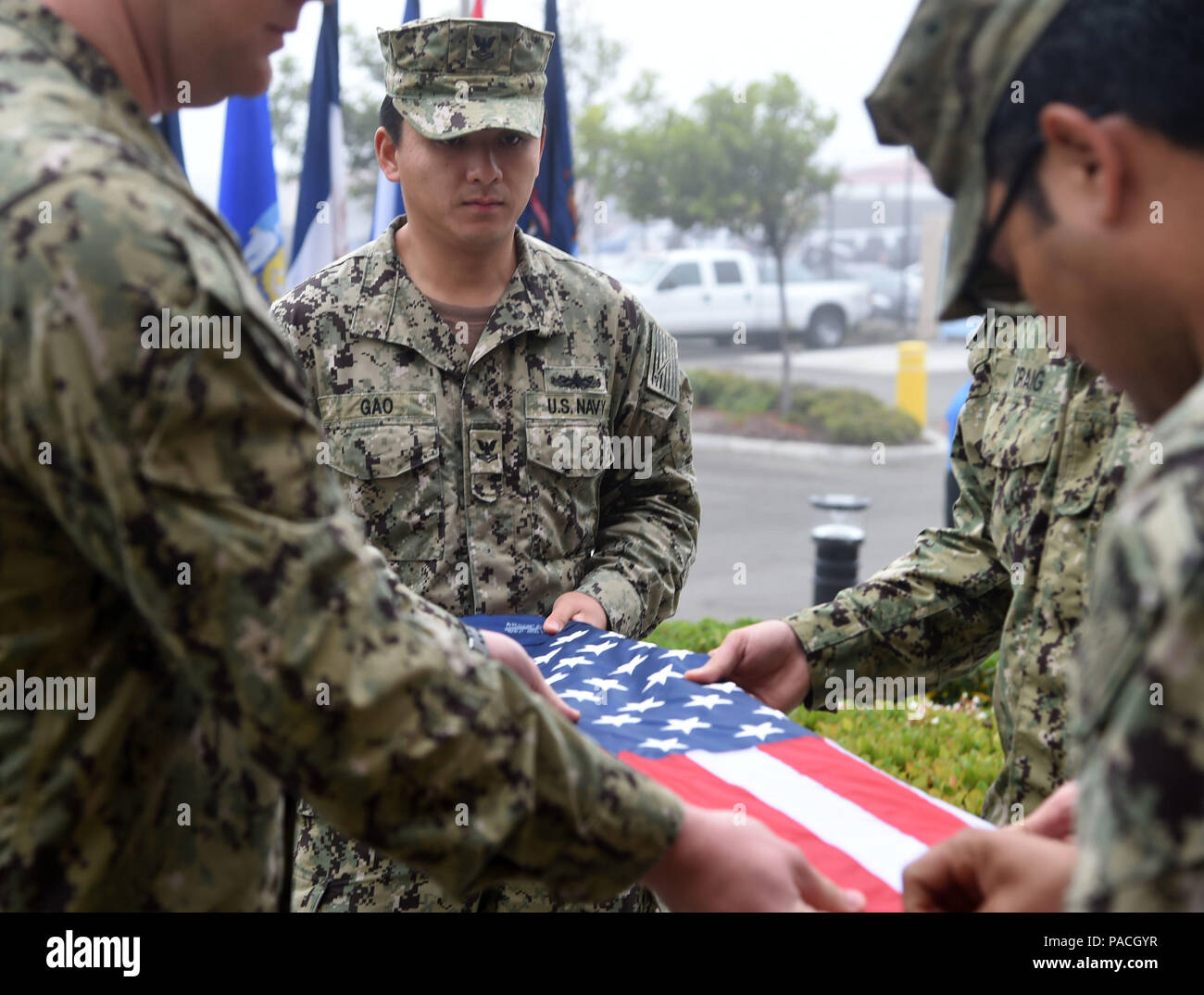 160317-N-AV 746-089 Coronado, Kalifornien (17. März 2016) Matrosen zu Naval Special Warfare Command zugeordnet falten Sie die Flagge zu Ehren eines ausscheidenden Navy SEAL am Naval Special Warfare Command. Die Flagge falten Zeremonie ist eine dramatische und erhebend, wie die Flagge zu ehren. (U.S. Marine Foto von Mass Communication Specialist 2. Klasse Timothy M. Schwarz/Freigegeben) Stockfoto