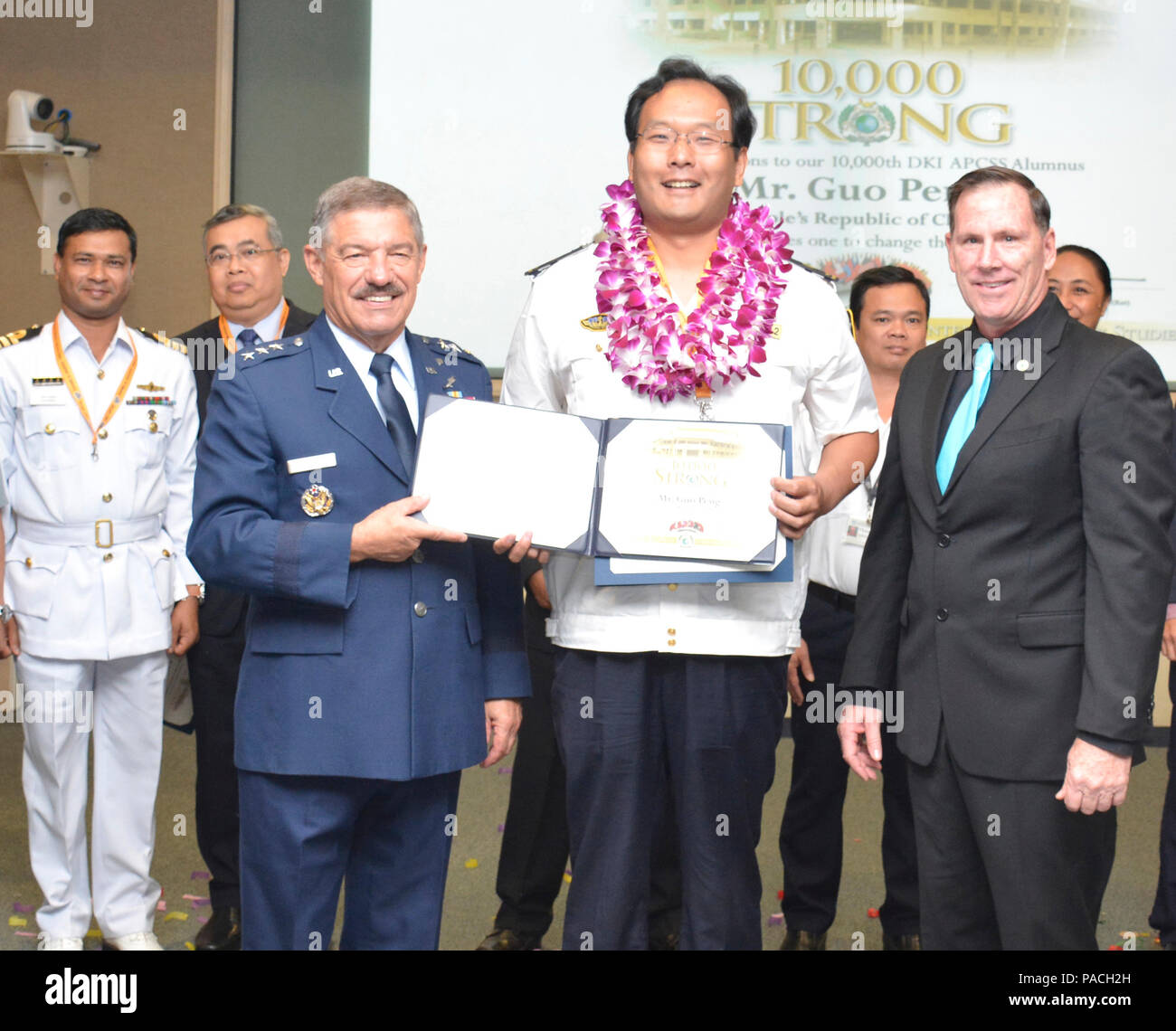 Generalleutnant (Ret) Dan Leaf (Mitte links), Direktor der Daniel K. Inouye Asien-pazifik-Center für Sicherheitsstudien, und Carleton Cramer (Mitte rechts), DKI APCSS Dekan der Hochschule für Sicherheitsstudien, erkennen Guo Peng (in der Mitte) sowie 10.000 der Schule th alumni Mittwoch. Peng, mit Chinas Maritime Safety Administration, war einer von 120 Stipendiaten, die abgeschlossen im Februar 11. bis 16. März umfassende Krisenbewältigung Kurs (CCM 16-1). DKI APCSS stattet Sicherheit Praktiker in der Region mit der Problemlösung und Führung Werkzeuge, um positive Veränderungen in Bereichen wie maritime Sicherheit zu beeinträchtigen Stockfoto