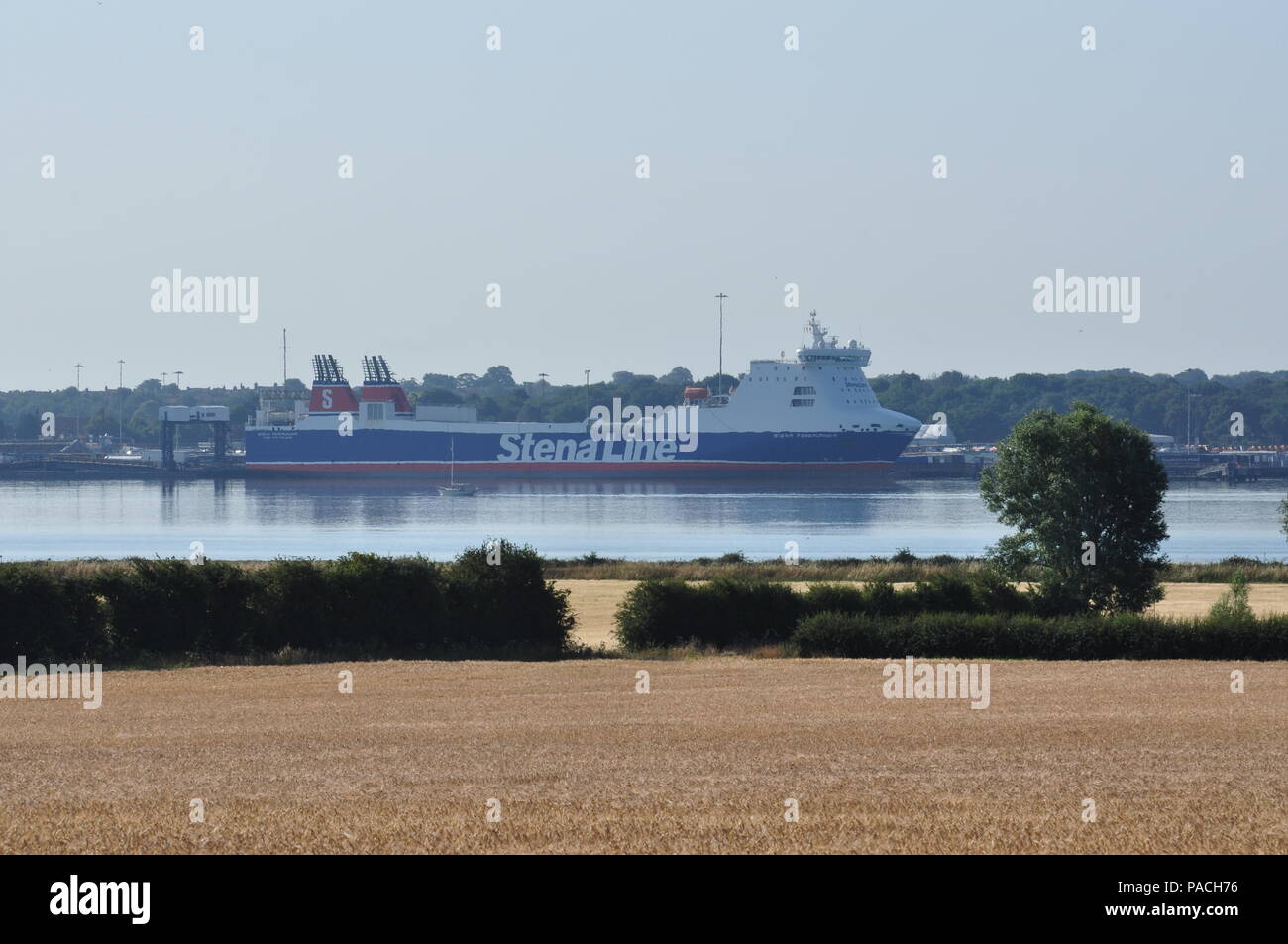 Die parkestone Ferry Terminal neben Harwich, Essex. aus der Nähe von erwarton über den Fluss Stour in Suffolk, Großbritannien gesehen Stockfoto