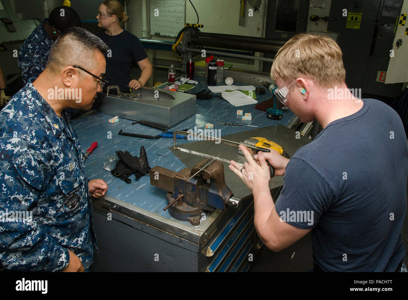 160316-N-YM 720-214 POLARIS, Guam (16. März 2016) Rumpf Wartungstechniker 3. Klasse William Clark, ein Seemann an der Emory S. Land zugewiesen u-boot Tender USS Frank Kabel (wie 40), verwenden Sie eine Säge ein Metallrohr im Blech shop zu schneiden. Frank Kabel, sich auf der Insel Guam eingesetzt, führt die Wartung und den Support von U-Booten und Überwasserschiffen in die USA 7 Flotte Verantwortungsbereich eingesetzt. (U.S. Marine Foto von Mass Communication Specialist 3. Klasse allen Michael McNair/Freigegeben) Stockfoto