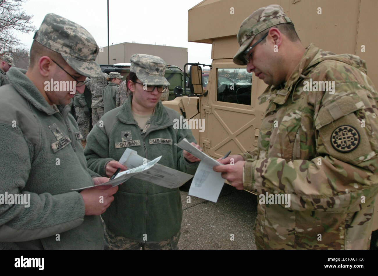 Spc. Christopher Doleshal von Allendale, Michigan, Combat Engineer für die Zentrale und die Konzernzentrale, 507Th Engineer Battalion, 177Th Military Police Brigade, Michigan National Guard, SPC. Courtney Chapman der Reed Stadt, Mich., human resource Specialist und SPC. Antonio Gamboa von Kalamazoo, Mich., Supply Specialist, beide zu HHC zugeordnet, 507Th EN BN, 177Th MP BDE, Ming, diskutieren die gezeichneten Punkte auf Ihrer Karte vor dem Abschluss montiert Land navigation Ausbildung bei Fort Custer Training Center, August, Mich., 6. März 2016. (U.S. Armee Foto: Staff Sgt. Kimberly Bratic/Freigegeben) Stockfoto