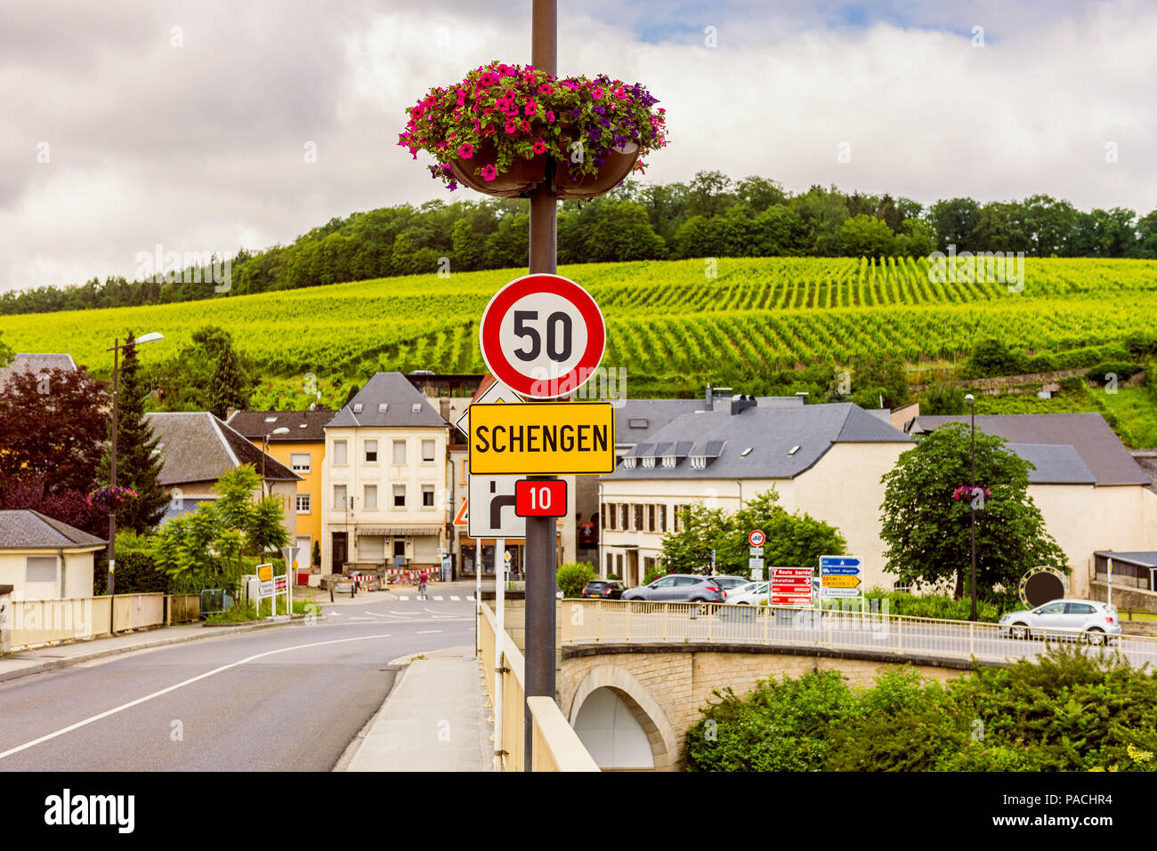 Eingangsschild zu Schengen, Luxemburg. Schengen ist am besten für das Schengener Abkommen 1985 unterzeichnet bekannt Stockfoto