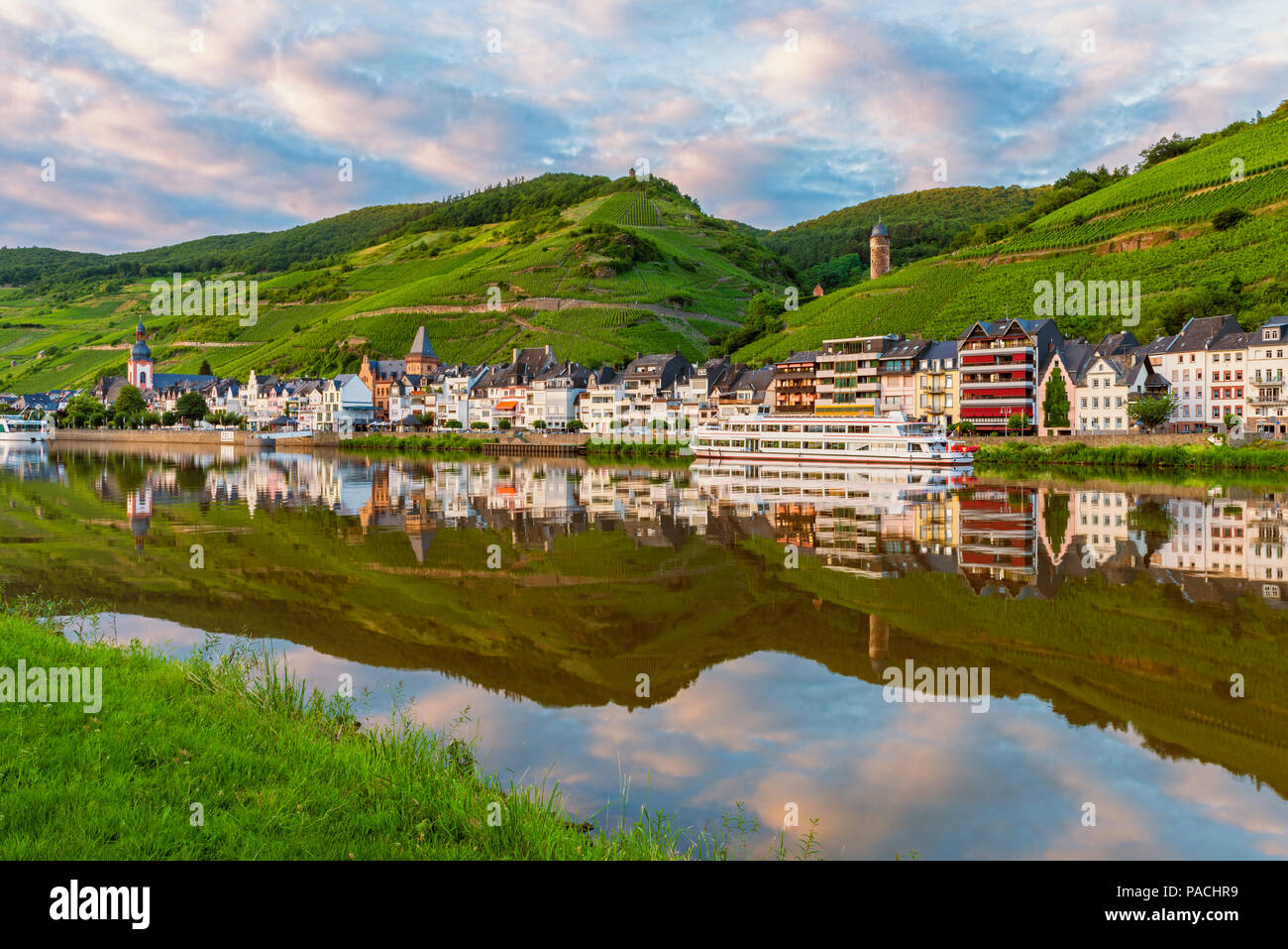 Dorf Zell an der Mosel in Deutschland bei Sonnenuntergang Stockfoto