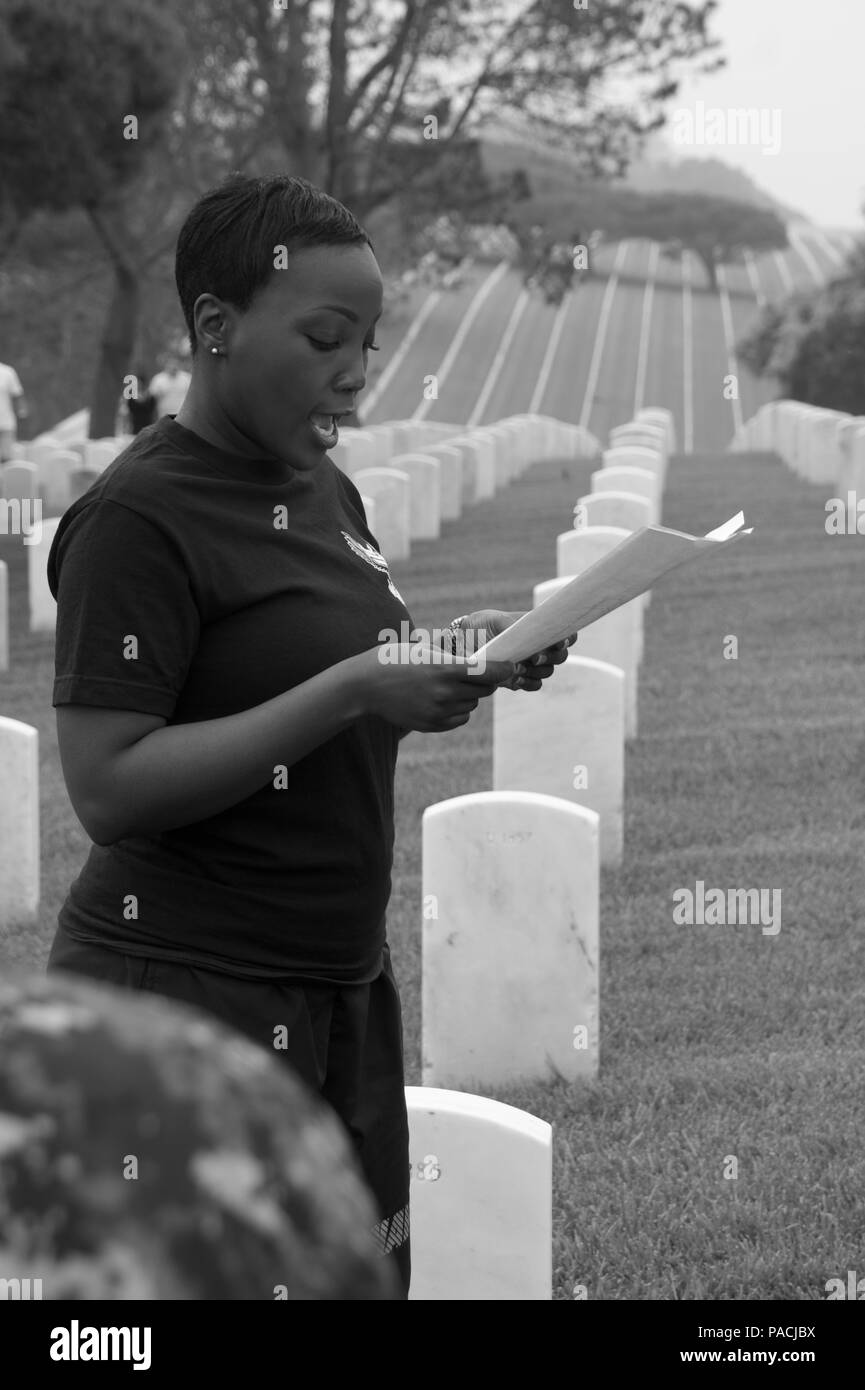 POINT LOMA, Kalifornien (18. März 2016) NC 1 Roxanne Kanada, zu Naval Base Point Loma zugewiesen ist, liest die Geschichte des ehemaligen Master Chief Petty Officer der Marine John whitted. Chief Petty officers und first class Unteroffiziere aus der Umgebung von San Diego met am Fort Rosecrans National Friedhof über die Geschichte und das Erbe der verschiedenen Matrosen und Marines, die ihr Land serviert und sind jetzt bei Point Loma begraben zu erfahren. Das Treffen wurde durch den Bereich Leiter als Teil der CPO 365 organisiert. (U.S. Marine Foto von Senior Chief Mass Communication Manager Joe Kane/Freigegeben) Stockfoto