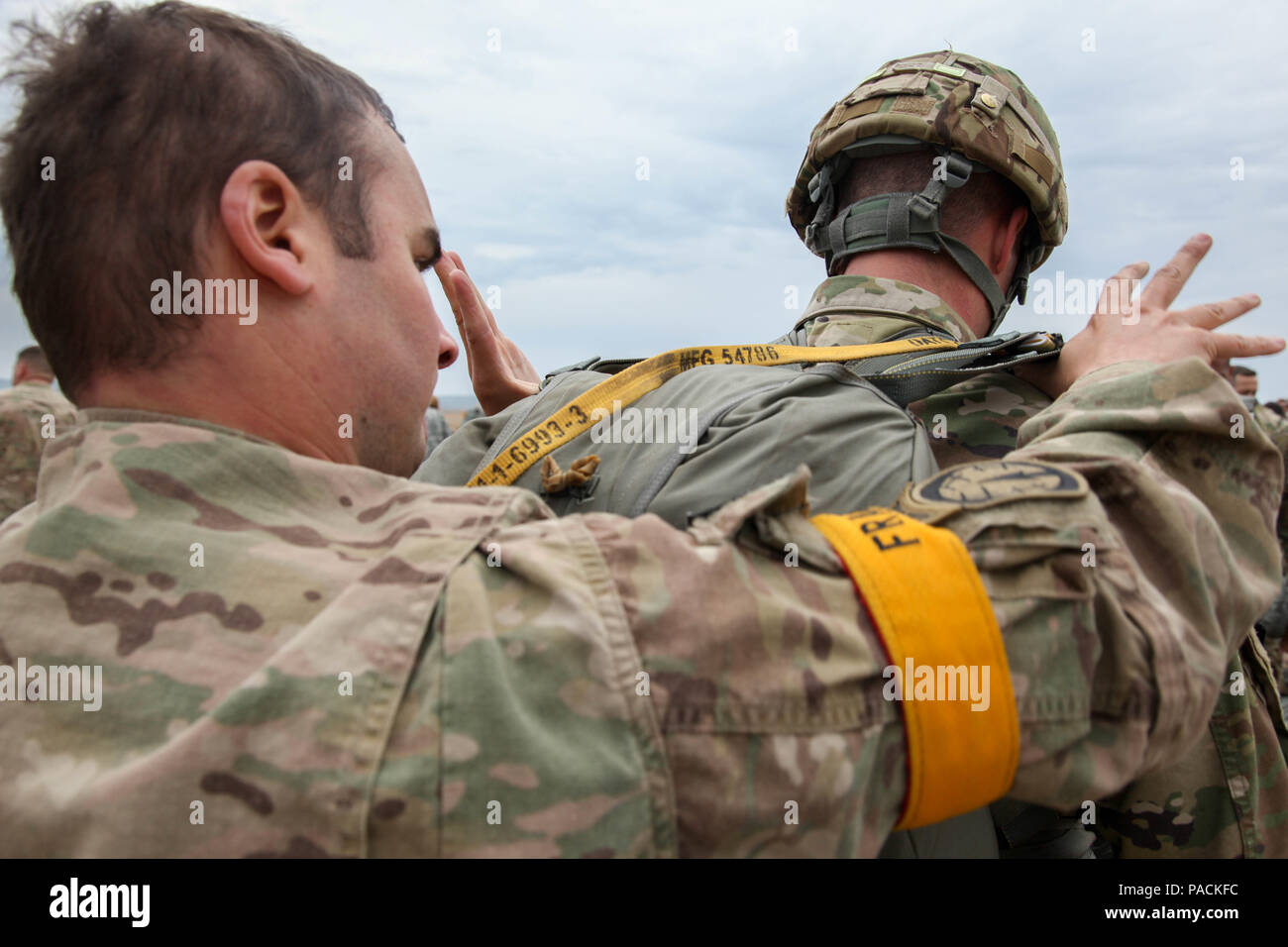 Us-Armee Kapitän Benjamin Franzosa des 16 Military Police Brigade, führt eine Jumpmaster personal Inspektion auf Sgt. Stephan westlich von Sitz, Hauptverwaltung Bataillon, während der Samstag Proficiency Programm Jump (SPJP) auf Sizilien Drop Zone in Fort Bragg, N.C., 19. März 2016. Fallschirmjäger waren die Teilnahme an einem SPJP springen springen ihren Status aufrecht zu erhalten. Das Programm ist so konzipiert, dass Jumper Kenntnisse über dem XVIII Airborne Corps zu verbessern und die Familien der Soldaten der Exposition in der Luft. (U.S. Armee Foto von Pfc. Christopher Martin/Freigegeben) Stockfoto