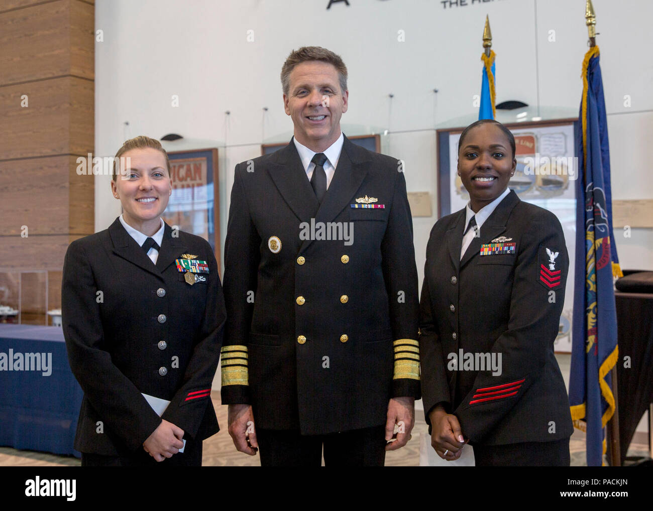 NORFOLK (10. März 2017) Adm. Phil Davidson, Kommandeur der US-Flotte Kräfte Befehl, wirft mit der US-Flotte Kräfte, Meer und Küste Segler des Jahres, Cryptologic Techniker (Technische) 1. Klasse Courtney S. Evers, Links, und Personal Specialist 1. Klasse Aliscia S. Malone nach der Ankündigung. Evers nach Washington, D.C Reisen verdienstvoller zu Chief Petty Officer gefördert werden. Malone wird der letzte Abschnitt für die Leiter der Marineoperationen Shore Segler des Jahres voraus. Stockfoto