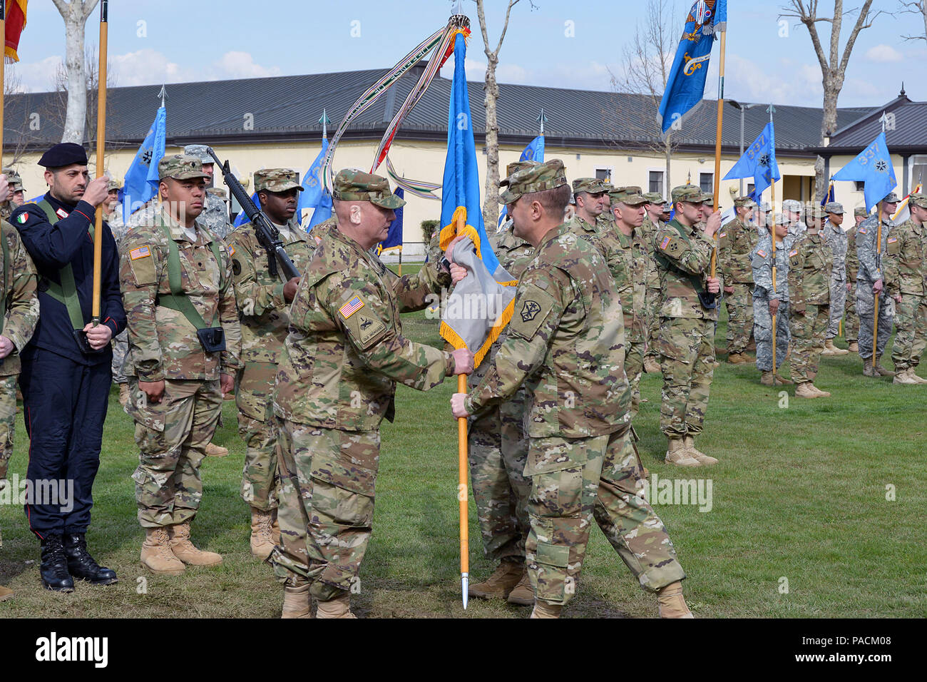 Generalmajor George Franz (Mitte rechts), kommandierender General der US-Armee Intelligenz und Sicherheit Befehl, übergibt die guidon Der 207 Military Intelligence Brigade Kommandeur Oberst Timothy J. Higgins, Links, während einer Zeremonie für die Brigade an Caserma Ederle, Vicenza, Italien, 16. März 2016 statt. Der 207 bietet ein Theater nachrichtendienstliche Kapazitäten für US Africa Command. (U.S. Armee Fotos von visuellen Informationen Spezialist Antonio Bedin-/Freigegeben) Stockfoto