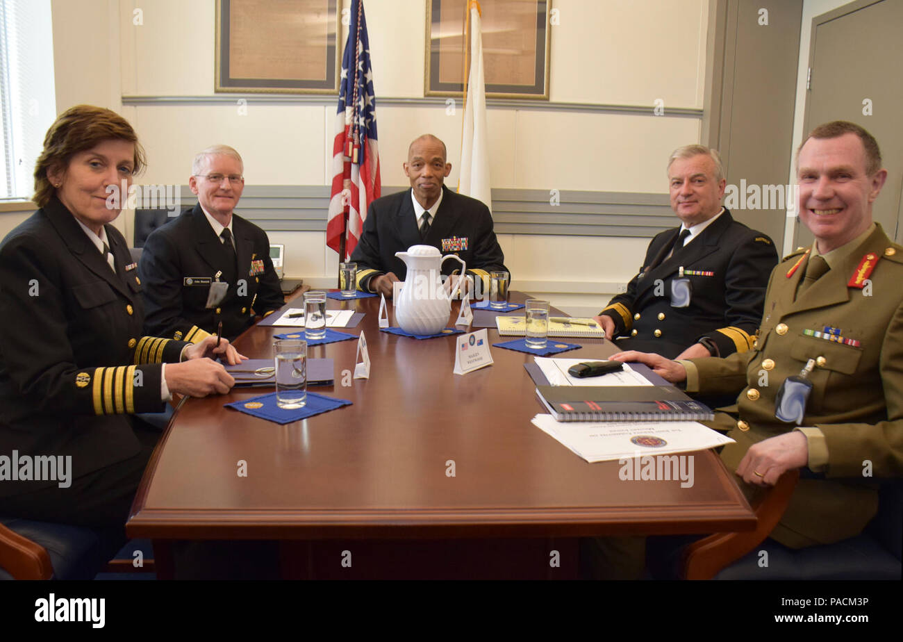 Judge Advocate General der Navy Vice Adm. James Crawford met mit seinem Australian Defence Force Gegenstücke, hintere Adm. Michael Slattery und Generalmajor Ian Westwood im Pentagon für eine Diskussion über die militärjustiz konzentriert. Stockfoto