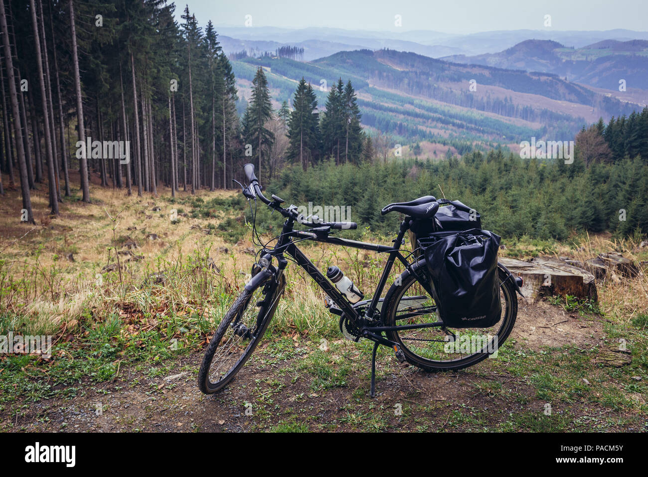 Radfahren in Beskiden in der Nähe von Mlada Boleslav Stadt im Mährischen Walachei Region der Tschechischen Republik Stockfoto