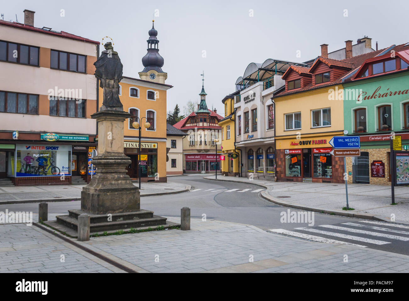 Marktplatz in der Altstadt in Roznov pod Radhostem Stadt in Südböhmen in der Tschechischen Republik Stockfoto