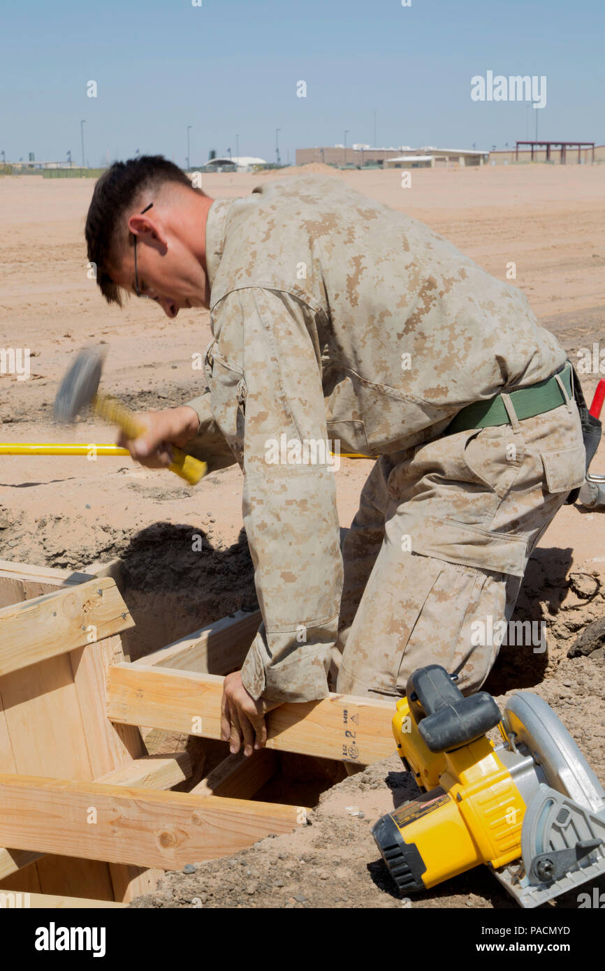 Us Marine Corps, Cpl Randel Nicholas mit Marine Wing Support Squadron 274 (MWSS-274) Hämmer Holz in der Vorbereitung für die betonanker März 18, 2016 Post, an der Kanone Flugabwehr Komplex (P 1-11). WTI ist ein 7 Woche Training Veranstaltung, die von MAWTS-1 Kader gehostet werden. MAWTS-1 bietet standardisierte erweiterte taktische Schulung und Zertifizierung von Einheit intructor Qualifikationen zu Marine Aviation Training und die Bereitschaft, Unterstützung und hilft bei der Entwicklung und dem Einsatz der Luftfahrt Waffen und Taktiken. (U.S. Marine Corps Foto von Lance Cpl. Anabel Abreu-Rodriguez, MAWTS-1 COMCAM/Freigegeben) Stockfoto