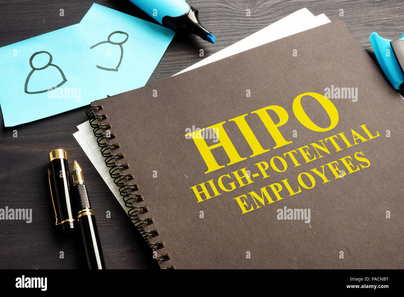 High Potential (HIPO) Mitarbeiter Buch über einen Schreibtisch. HR-Konzept. Stockfoto