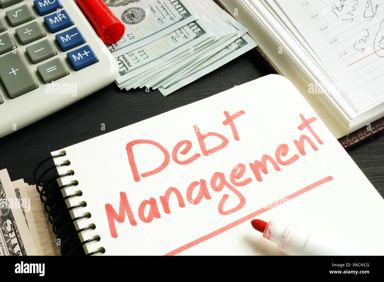 Debt Management. Notepad, Calculator und Geld. Stockfoto
