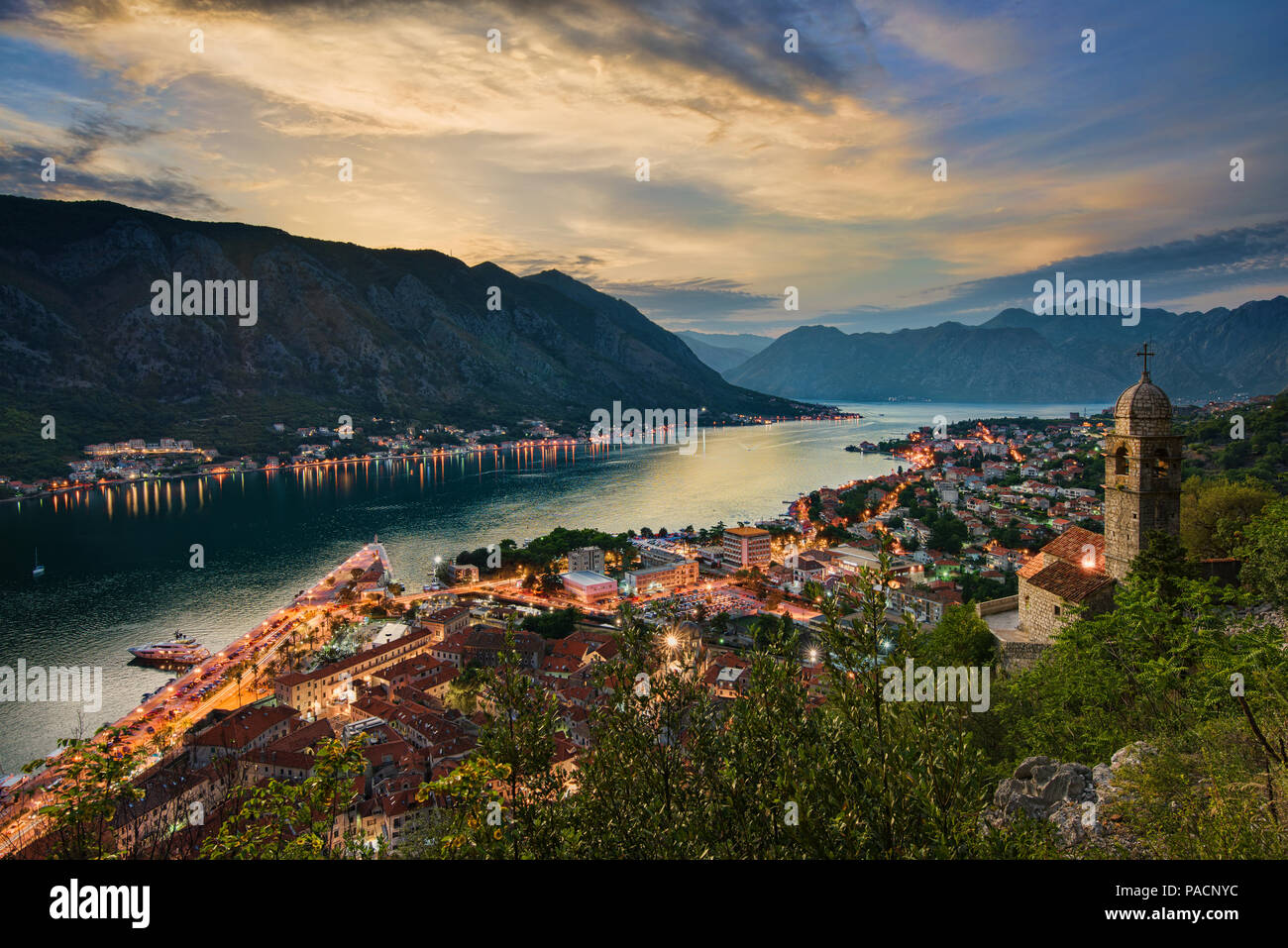 Einen atemberaubenden Sonnenuntergang über der Bucht von Kotor und die Kirche der Muttergottes der Gesundheit in Montenegro Stockfoto