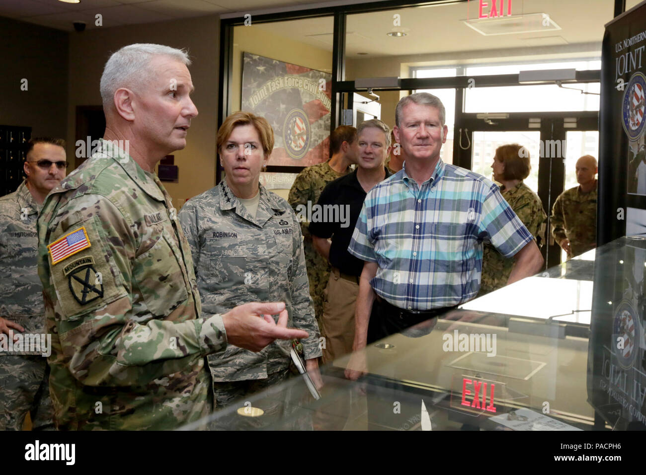 Air Force General Lori J. Robinson (Rechts) Touren die Möglichkeiten der Gemeinsamen Task Force der zivilen Unterstützung (JTF-CS), 26. April 2017, Fort Eustis VA. JTF-CS rechnet plant und integriert US Northern Command chemischen, biologischen, radiologischen und nuklearen Operationen. Robinson ist der Kommandant der North American Aerospace Defense Command (NORAD) und United States Northern Command (USNORTHCOM). JTF-CS bietet Befehl und Kontrolle, für die bezeichneten Departement für Verteidigung spezialisierte Antwort Kräfte auf kommunaler, Landes-, Bundes- und tribal Partner bei der Rettung von Menschenleben zu unterstützen, zur Verhinderung einer weiteren Schädigung und Cr Stockfoto