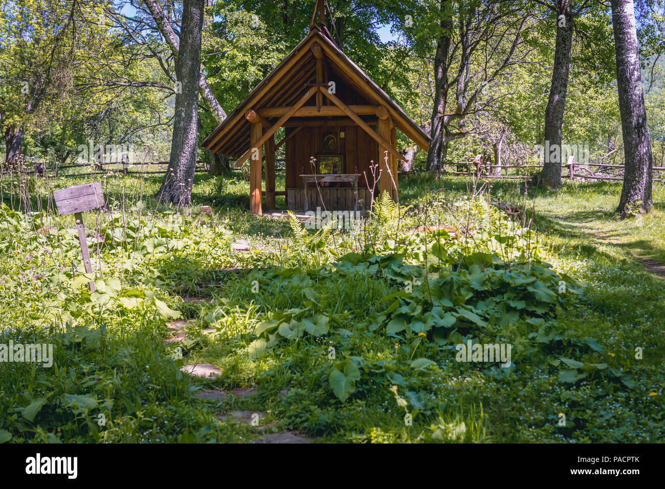 Hölzerne Kapelle an Stelle des ehemaligen orthodoxen Kirche in Wolosate Dorf im westlichen Bieszczady-gebirge in Polen Stockfoto
