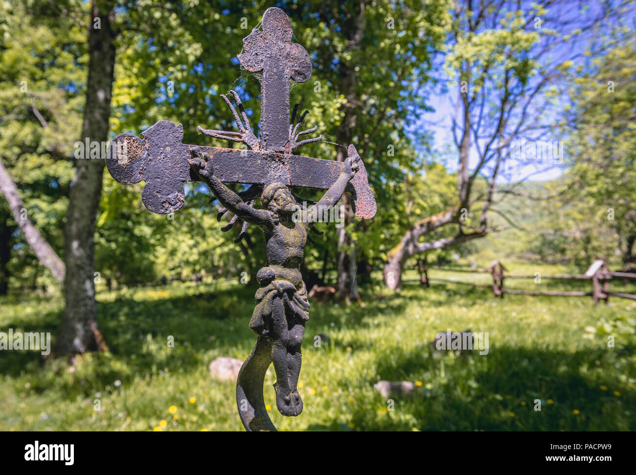Der alte Friedhof in ehemalige orthodoxe Kirche in Wolosate Dorf im westlichen Bieszczady-gebirge in Polen Stockfoto