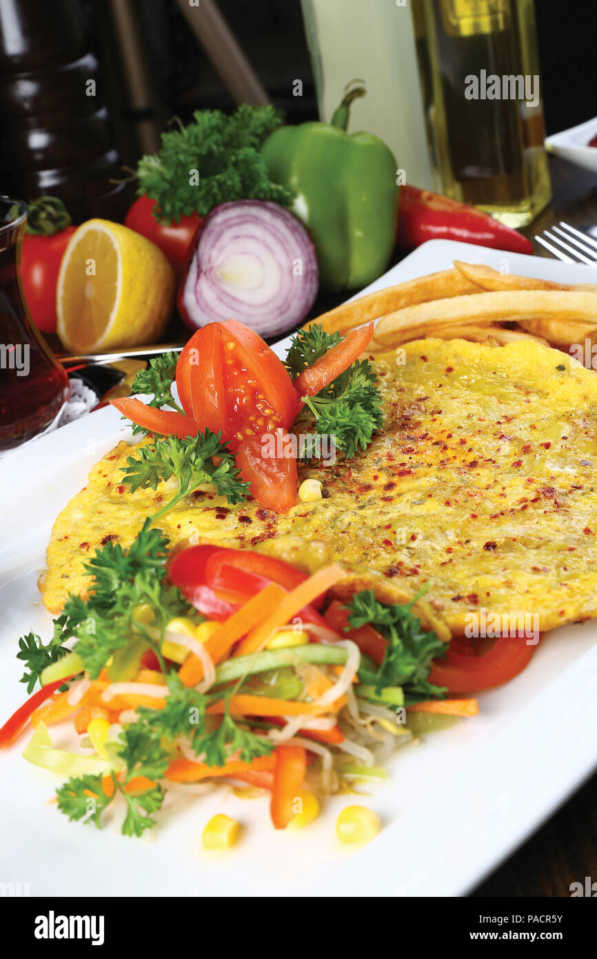 Frühstück Omelette mit Pommes Frites und Garnieren Stockfoto
