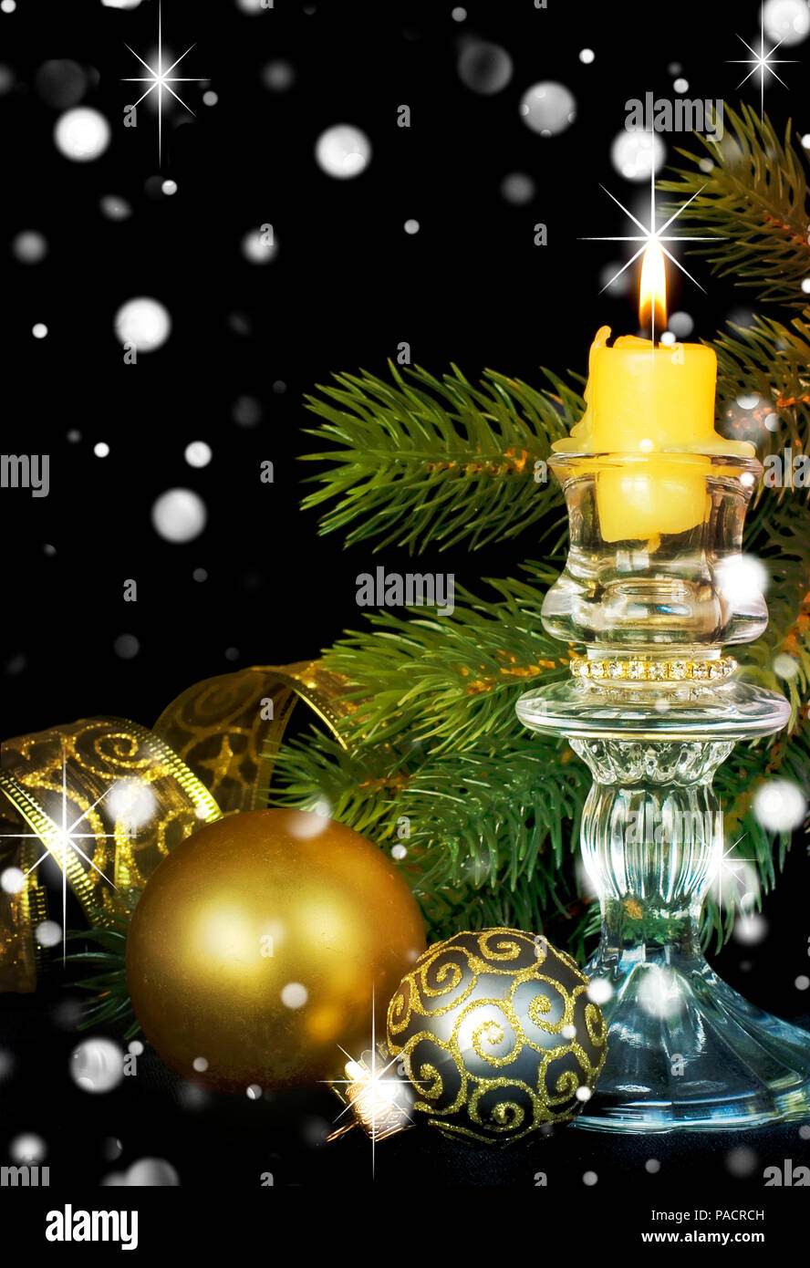 Weihnachten Zusammensetzung mit einer brennenden Kerze, Tannenzweigen und goldene Weihnachten Kugeln auf schwarzem Hintergrund; mit copy-Raum Stockfoto