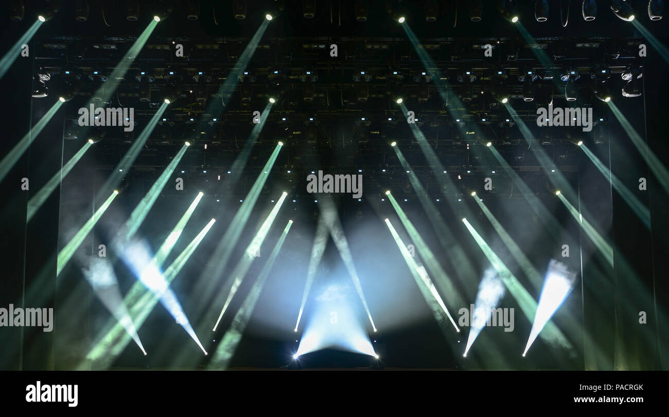 Beleuchtete leere Bühne mit Rauch- und Lichtstrahlen Stockfoto