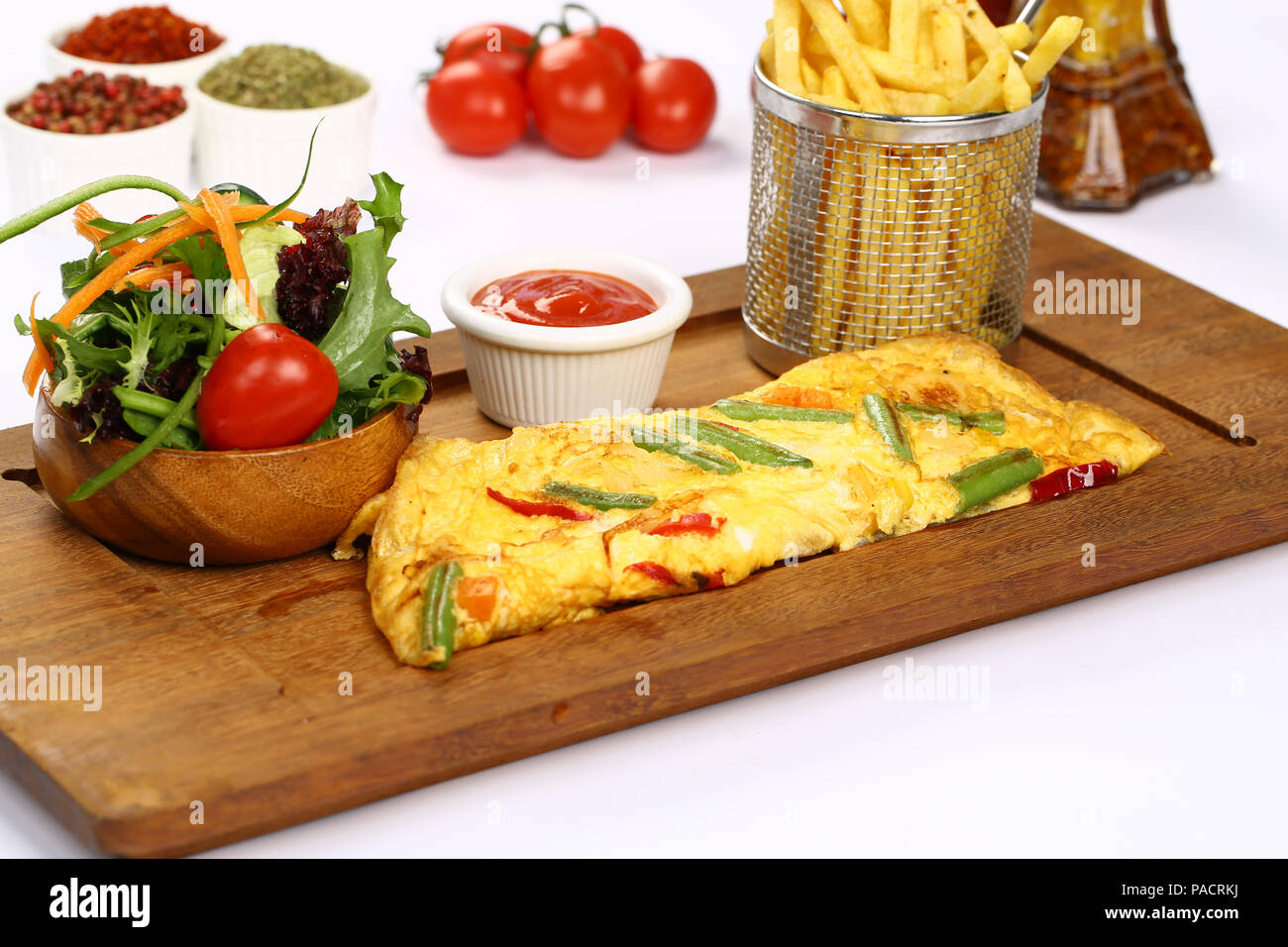 Frühstück Omelette mit Pommes Frites und Garnieren Stockfoto