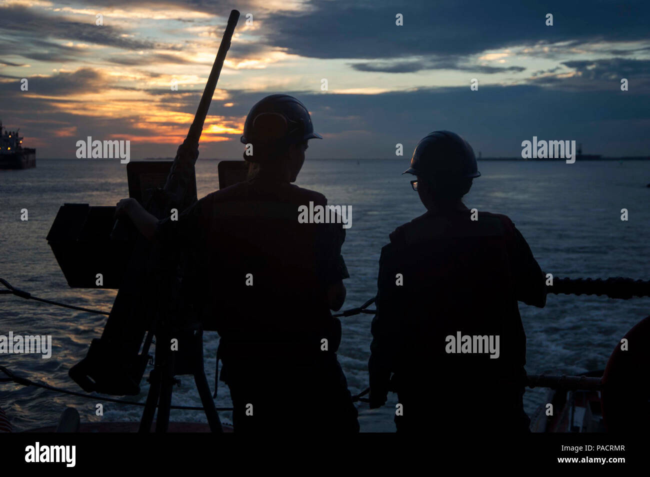 NEWS, Virginia (Aug. 4, 2017) - Aviation Ordnanceman 3. Klasse Jennafer Cooper, von Magnolia, Texas, Links, und Gunner Mate Seemann Michelle Lopera, von Los Angeles, stand sie an Bord der Flugzeugträger USS George Washington (CVN 73) wie GW Transite von Naval Station Norfolk nach Newport News Werft. George Washington befindet sich in einem Tank- und komplexen Überholung (RCOH) bei Newport News Werft. RCOH ist ein fast 4-jährigen Projekt nur einmal während einer Fluggesellschaft, die 50-jährige Nutzungsdauer, einschließlich Betankung von zwei nukleare Reaktoren des Schiffes sowie erhebliche Reparaturen, Upgrades und m Stockfoto